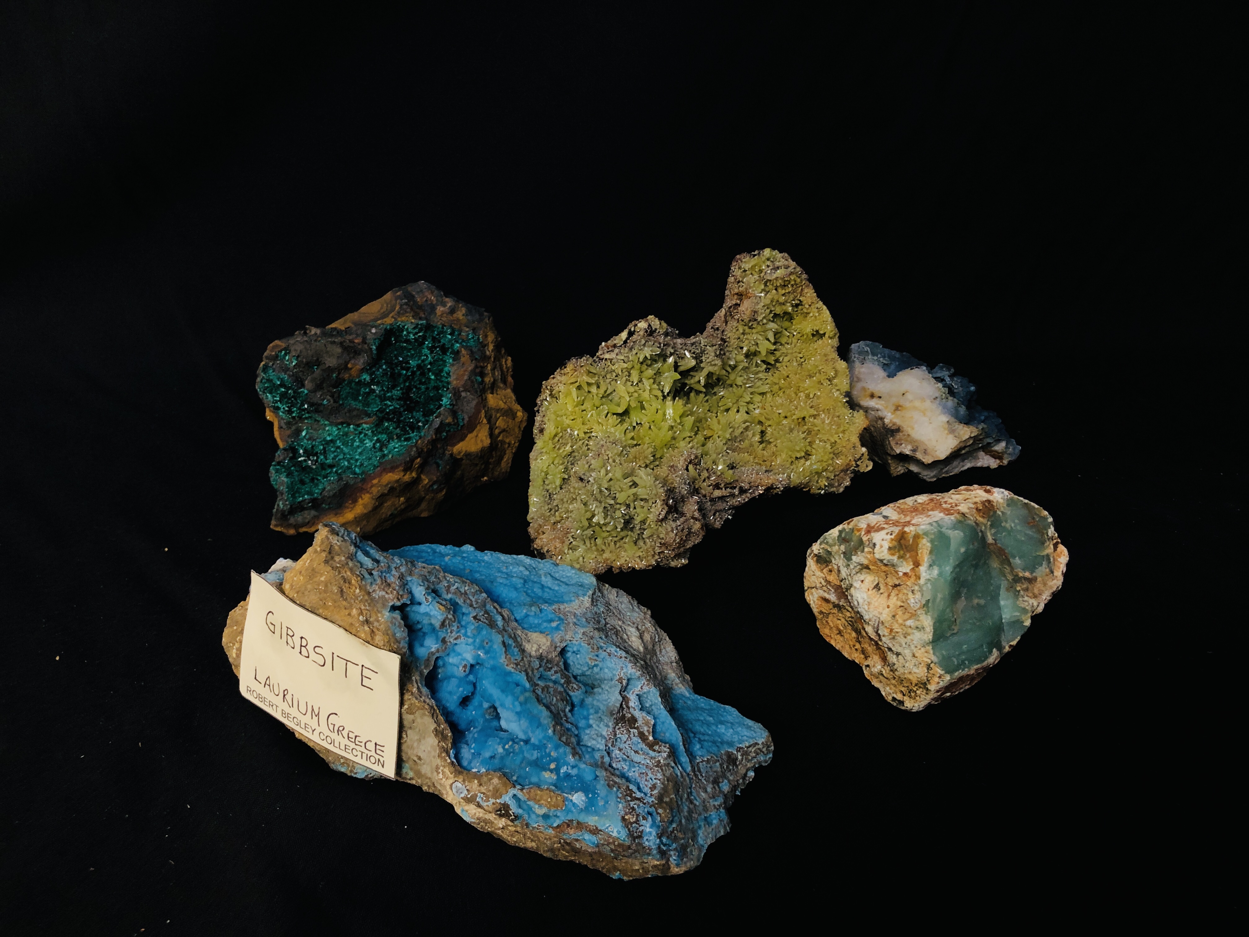 A COLLECTION OF APPROX 5 CRYSTAL AND MINERAL ROCK EXAMPLES TO INCLUDE GIBBSITE ETC.