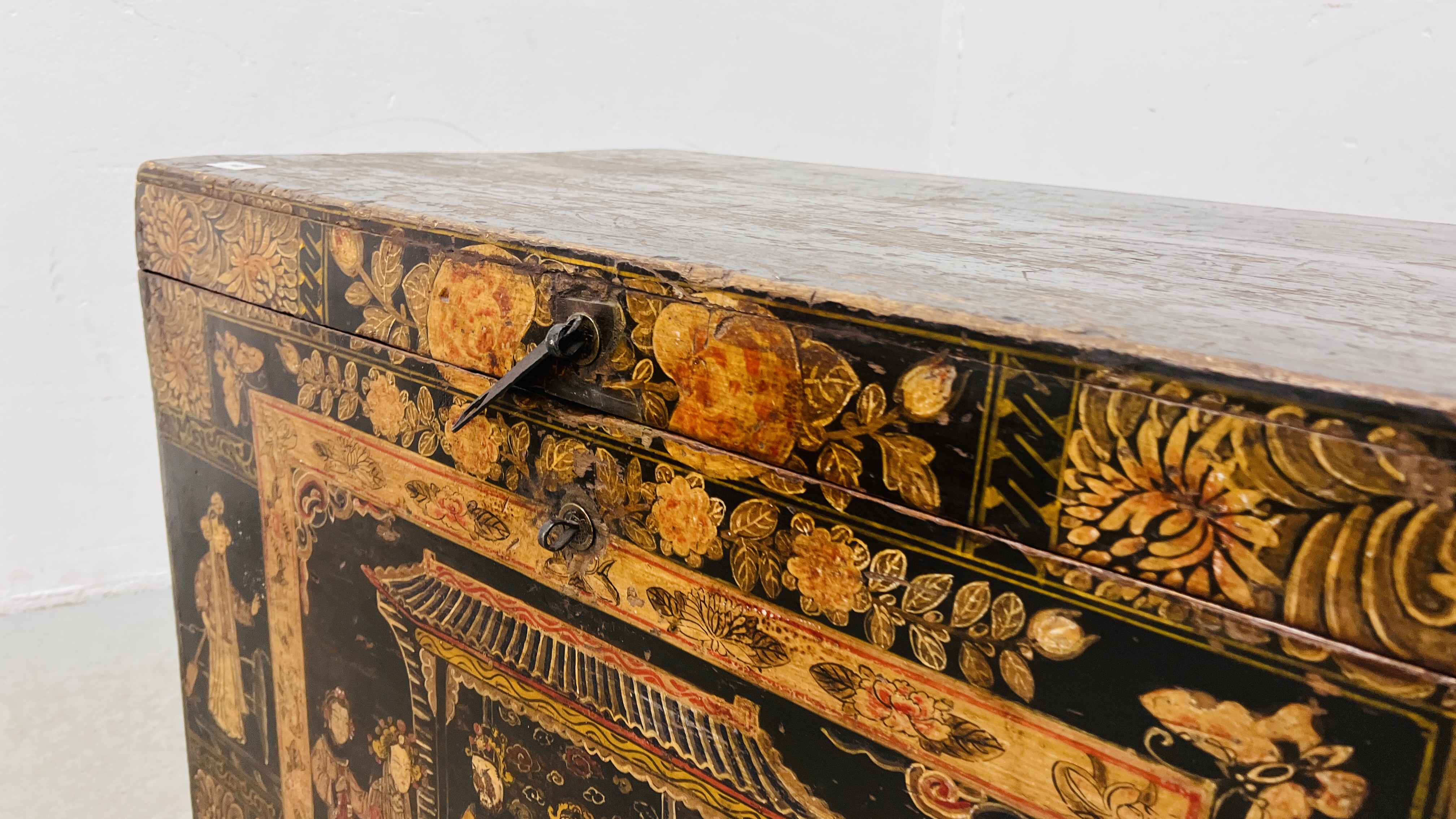 AN ANTIQUE JAPANESE CAMPHOR WOOD THEATRICAL COSTUME TRUNK THE FRONT PANEL DECORATED WITH FIGURES - Image 5 of 10