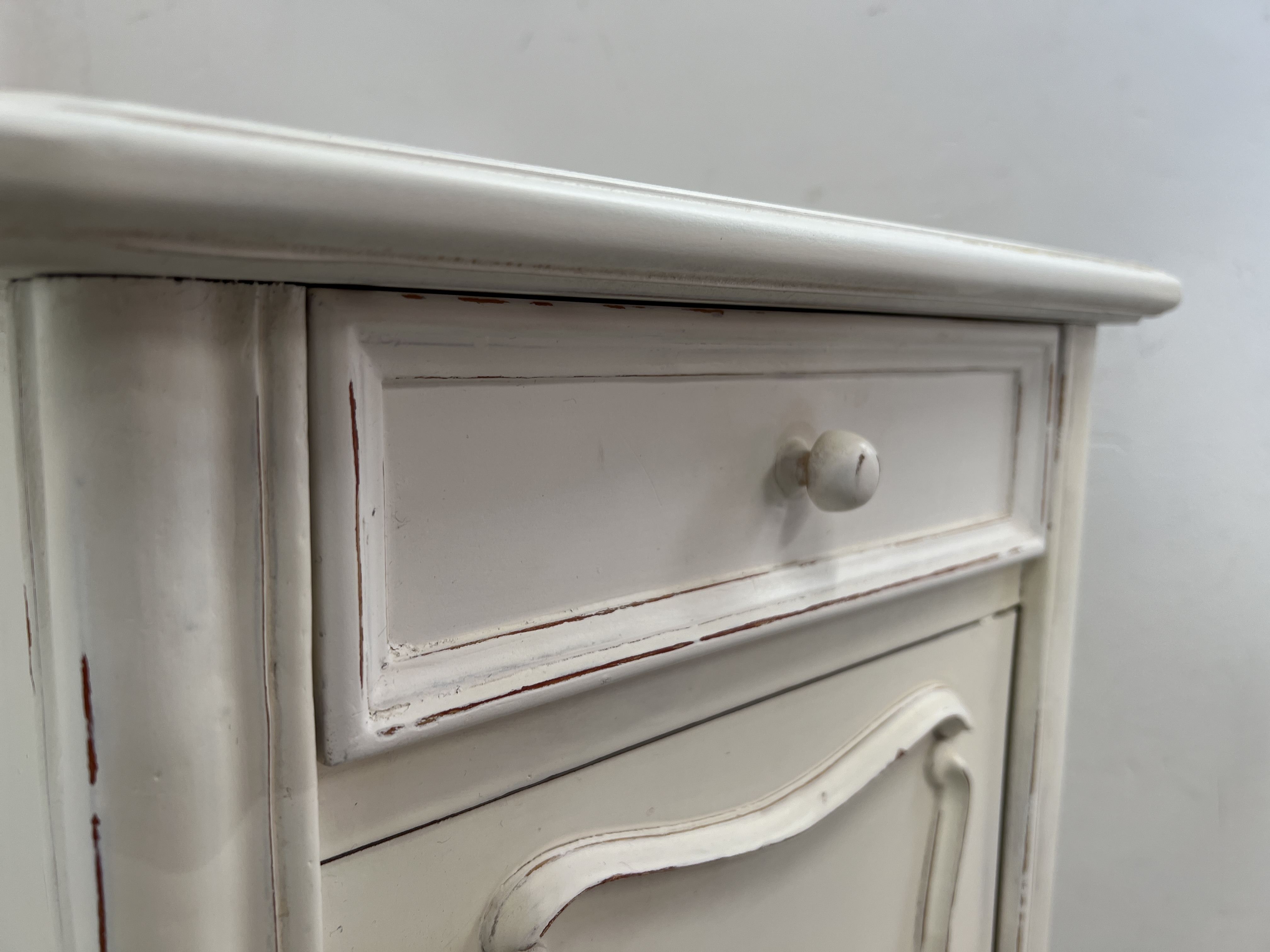 SHABBY CHIC SINGLE DRAWER, SINGLE DOOR CUPBOARD ON FOUR SHAPED LEGS HEIGHT 86CM. WIDTH 41CM. - Image 5 of 8