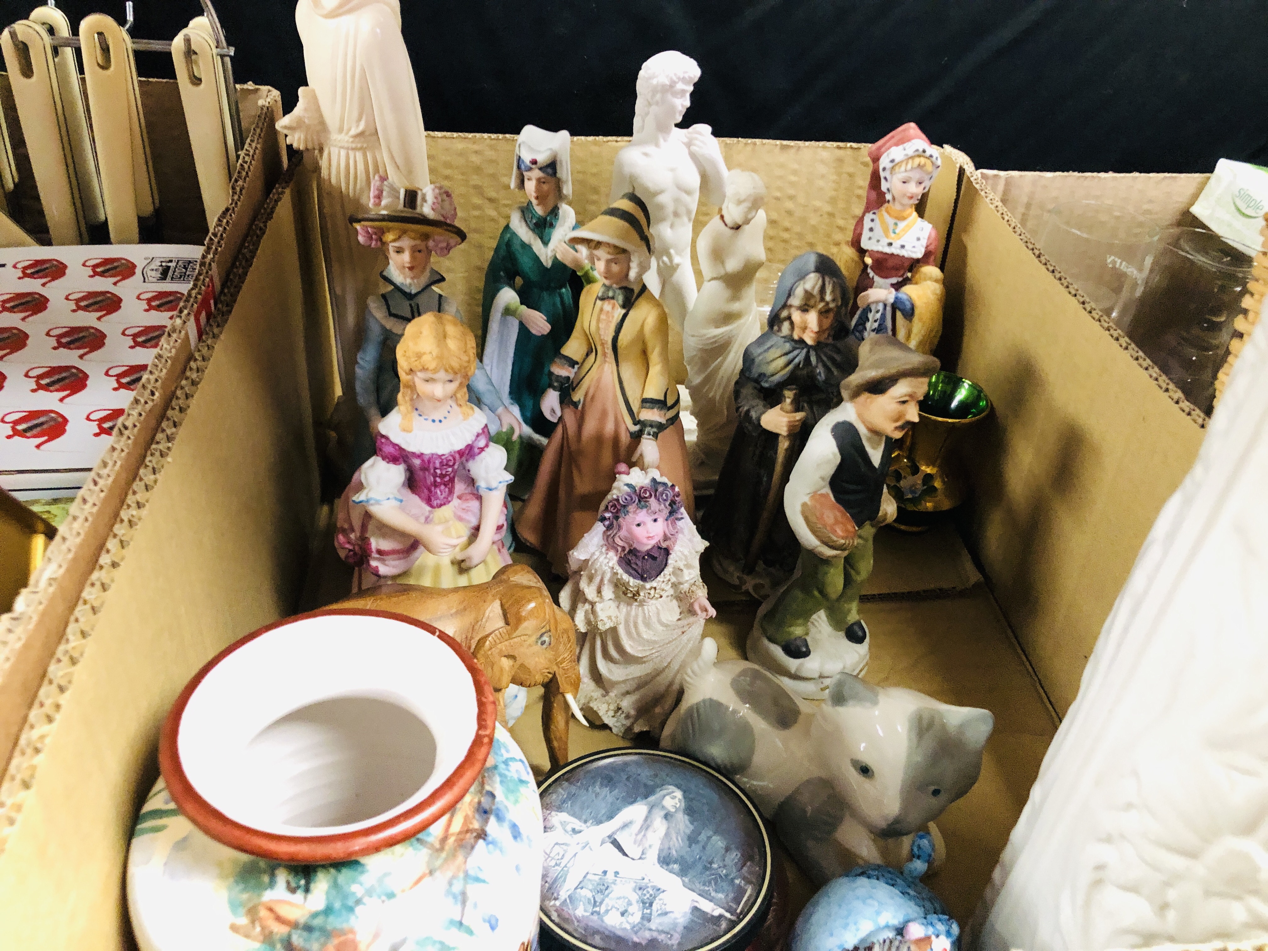 BOXES OF ASSORTED HOUSEHOLD SUNDRIES TO INCLUDE CHINA, GLASSWARE, ORNAMENTS, CLEANING PRODUCTS, - Image 6 of 15