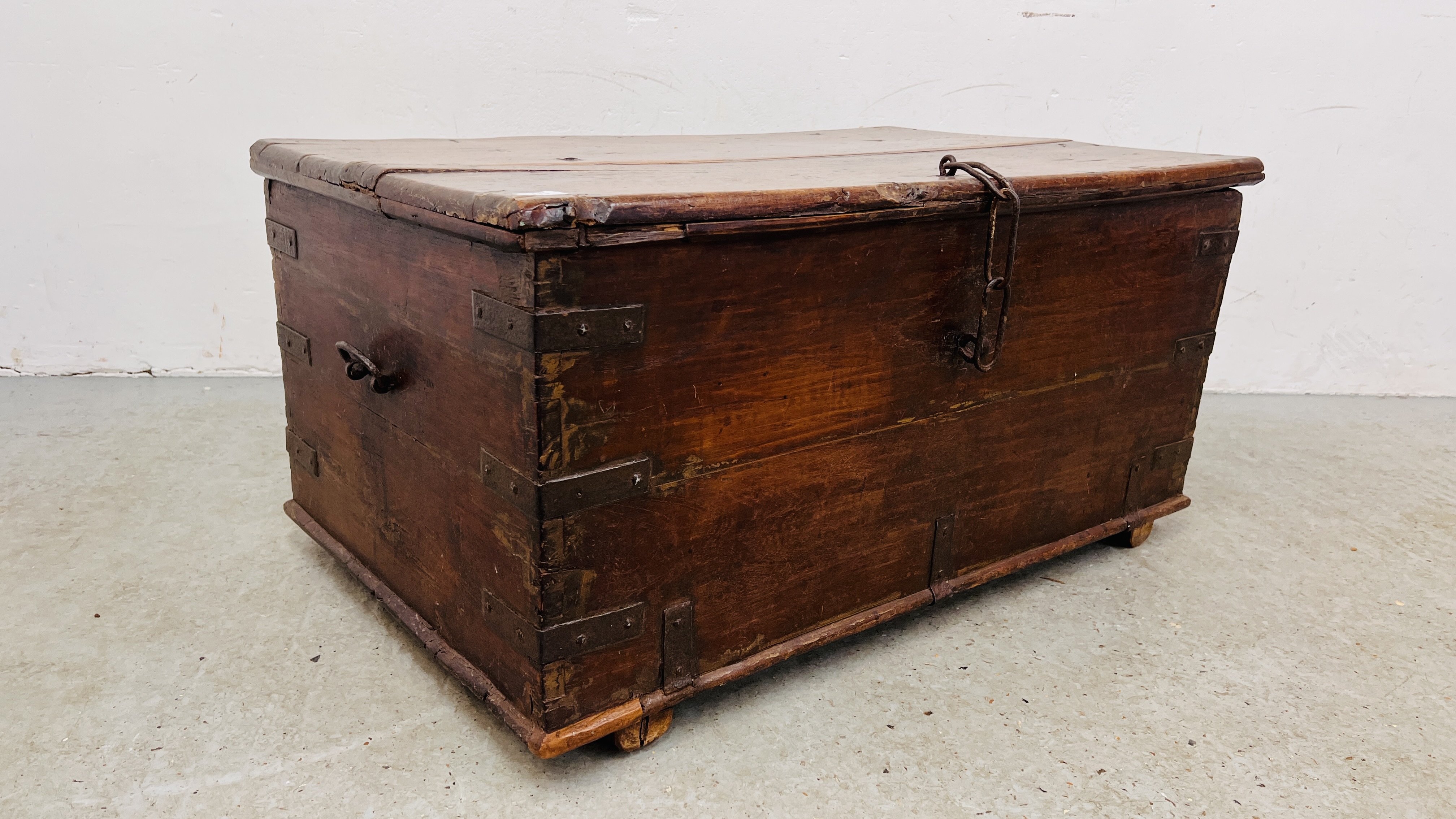 A HEAVY ANTIQUE OAK TRUNK WITH METAL BANDING WIDTH 102CM. DEPTH 61CM. HEIGHT 49CM. - Image 3 of 17