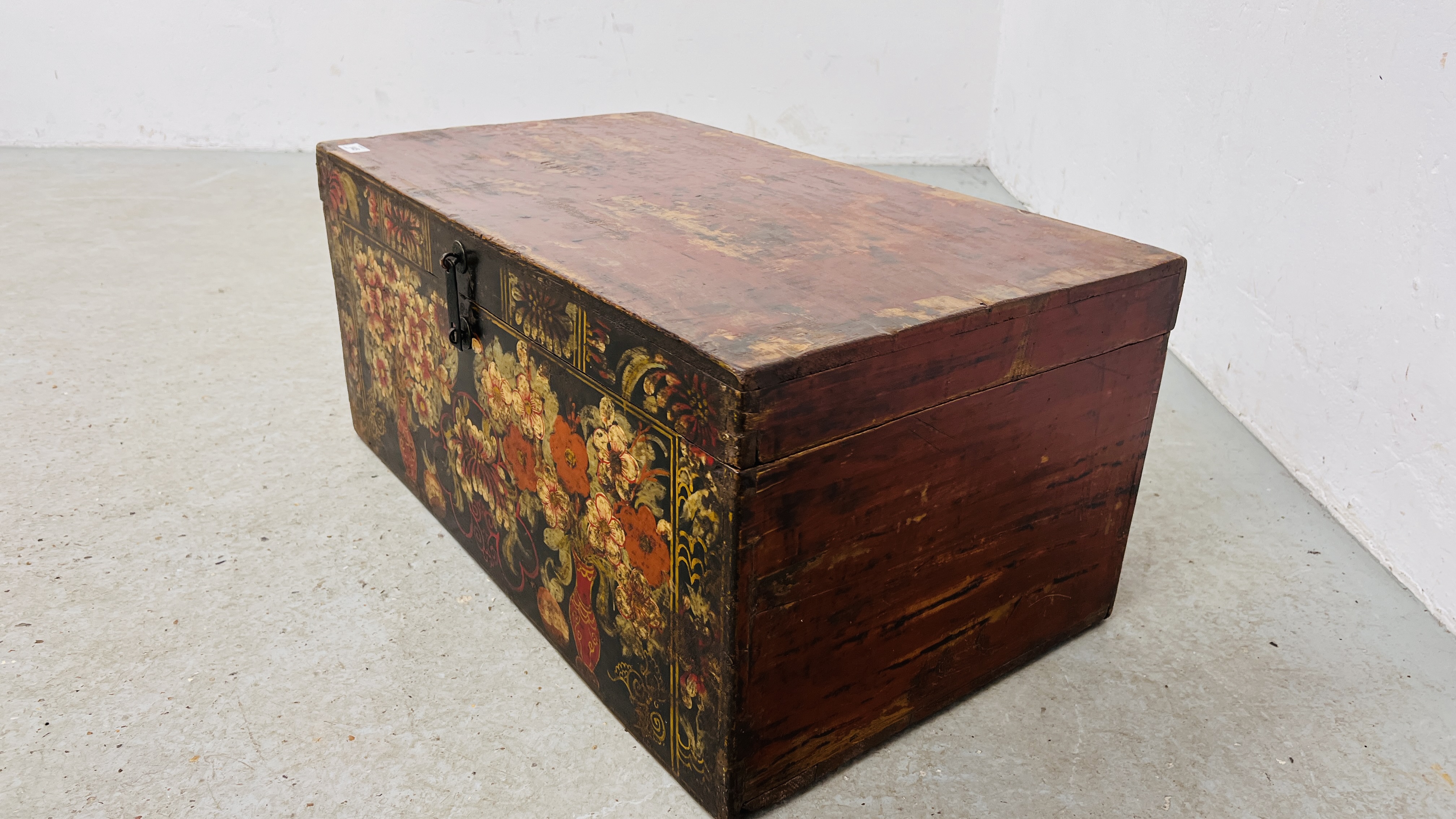 AN ANTIQUE CHINESE CAMPHOR WOOD THEATRICAL COSTUME TRUNK THE FRONT HAND PAINTED PANEL DEPICTING - Image 6 of 9