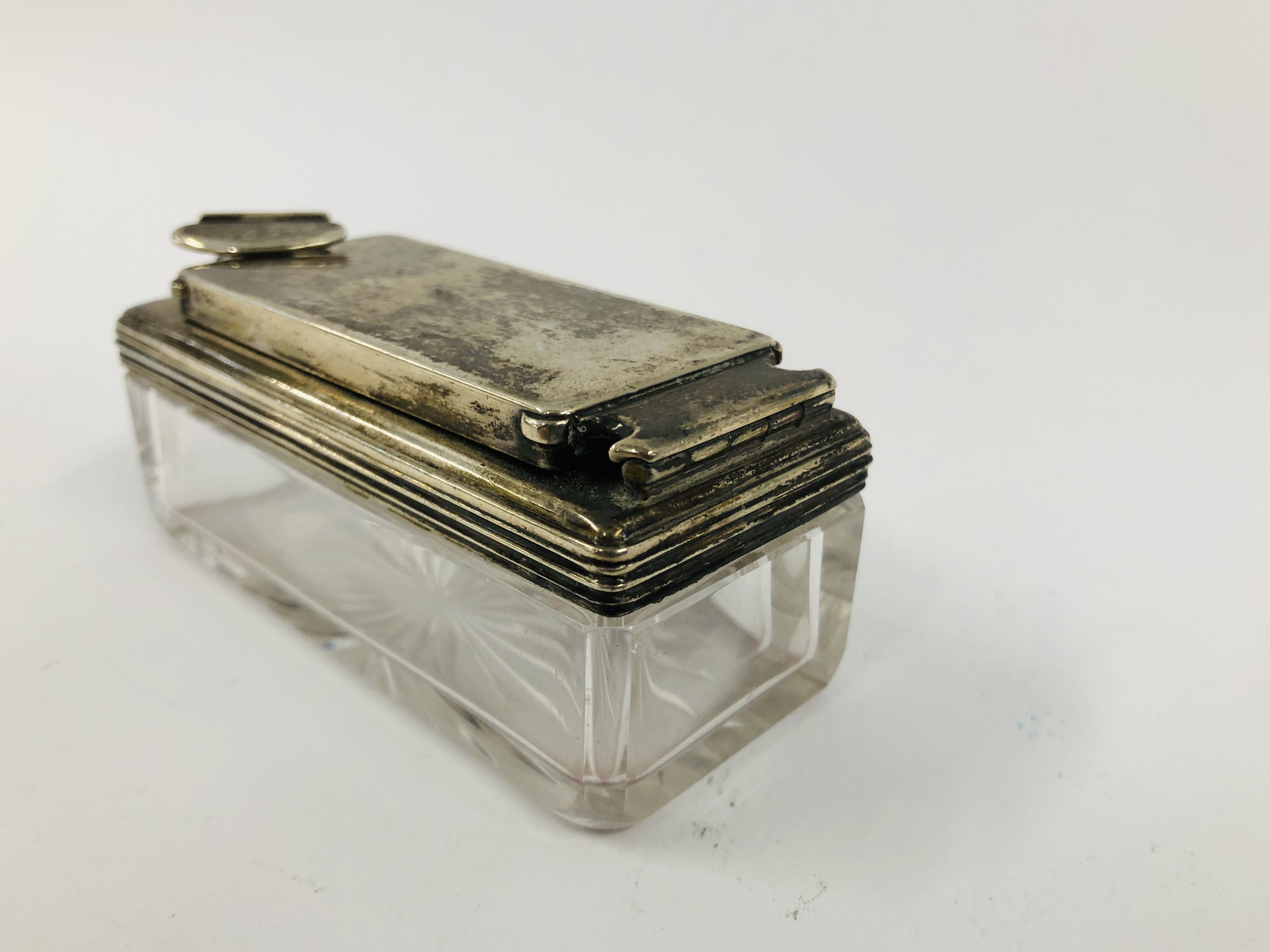 AN ANTIQUE SILVER MOUNTED TRAVELLING GLASS INKWELL, LONDON ASSAY LENGTH 8.5CM. WIDTH 3.8CM. - Image 6 of 9