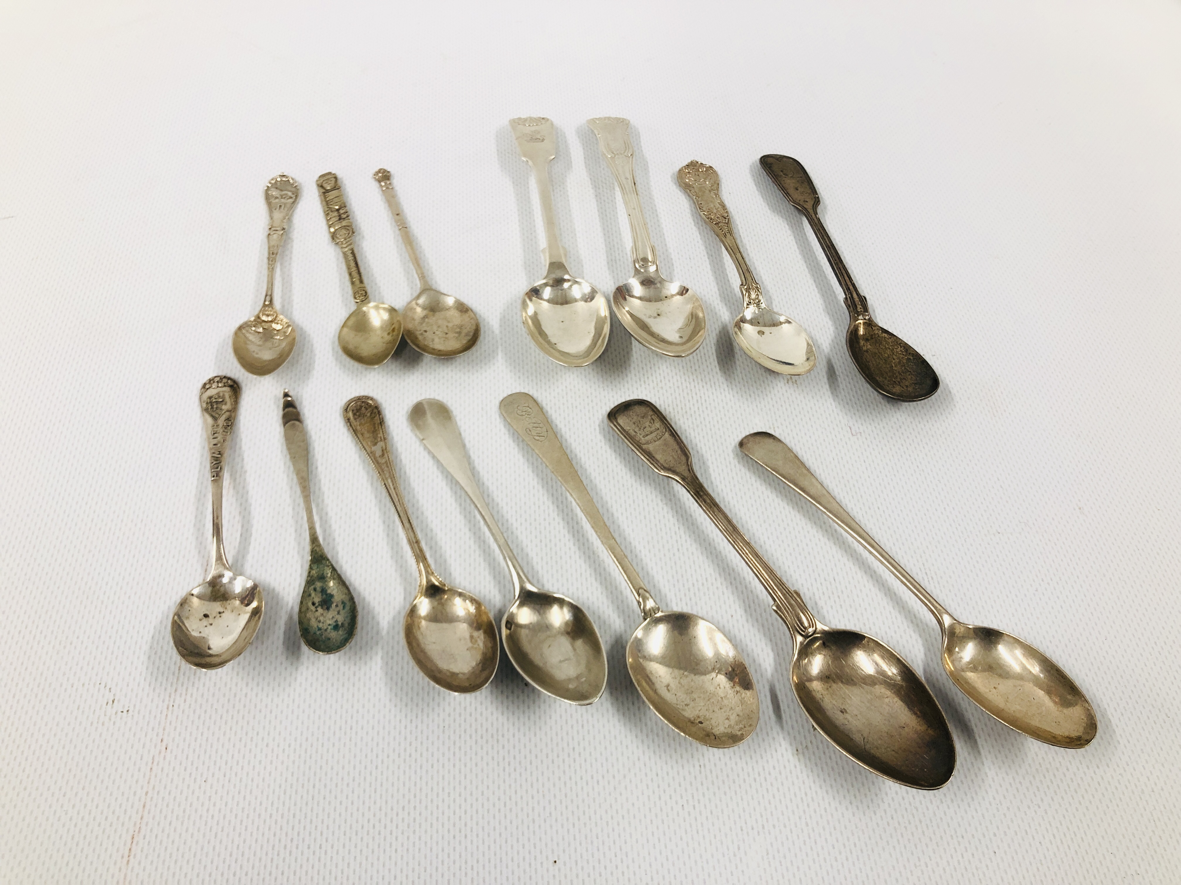 A GROUP OF 9 VARIOUS SILVER TEA SPOONS C19TH AND C20TH VARIOUS MAKERS AND ASSAYS ALONG WITH 5 WHITE
