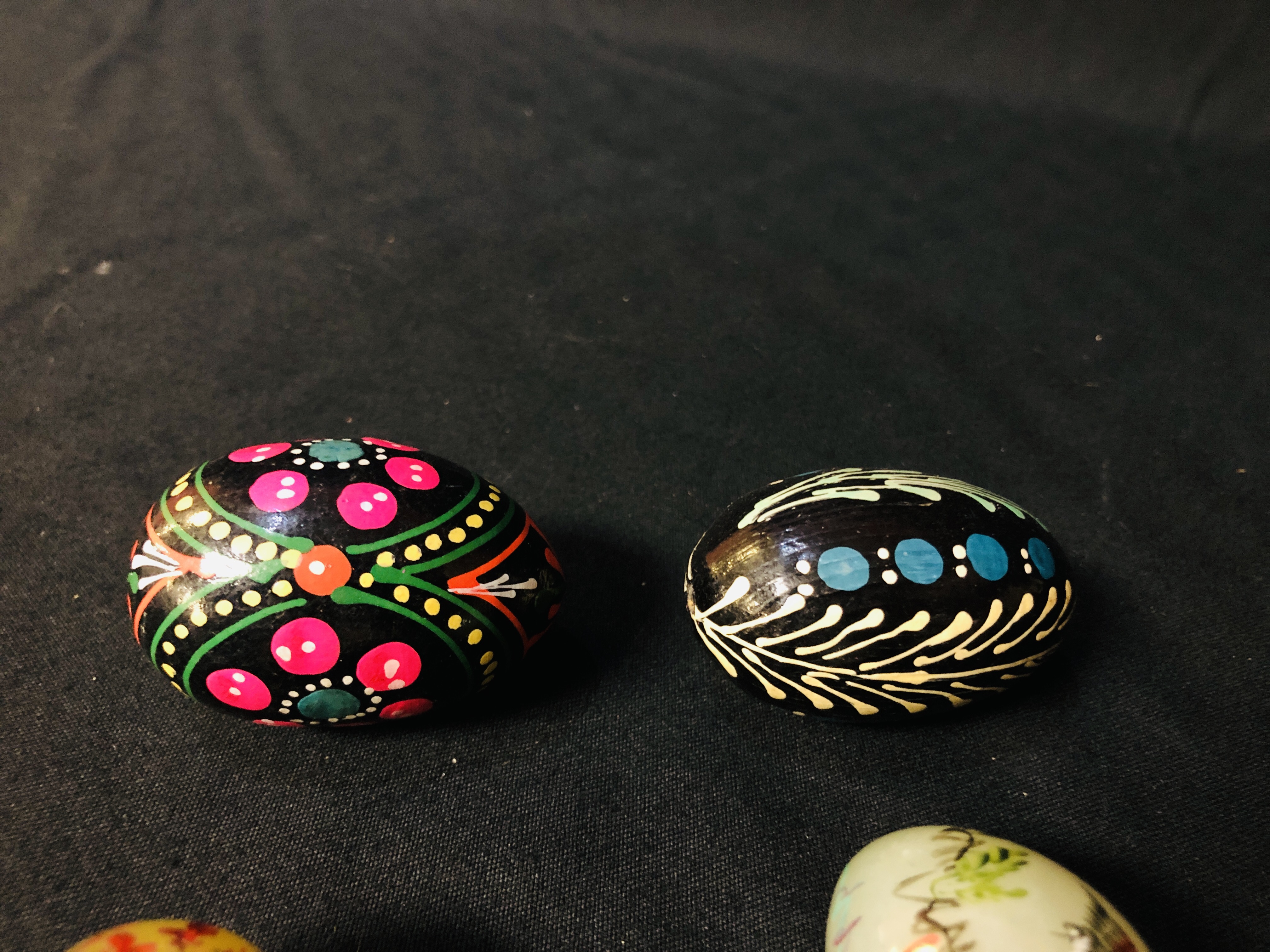 TWO POLISHED HARD STONE EGGS DECORATED WITH HANDPAINTED JAPANESE BIRDS AND FLOWERS + TWO HARD WOOD - Image 4 of 4