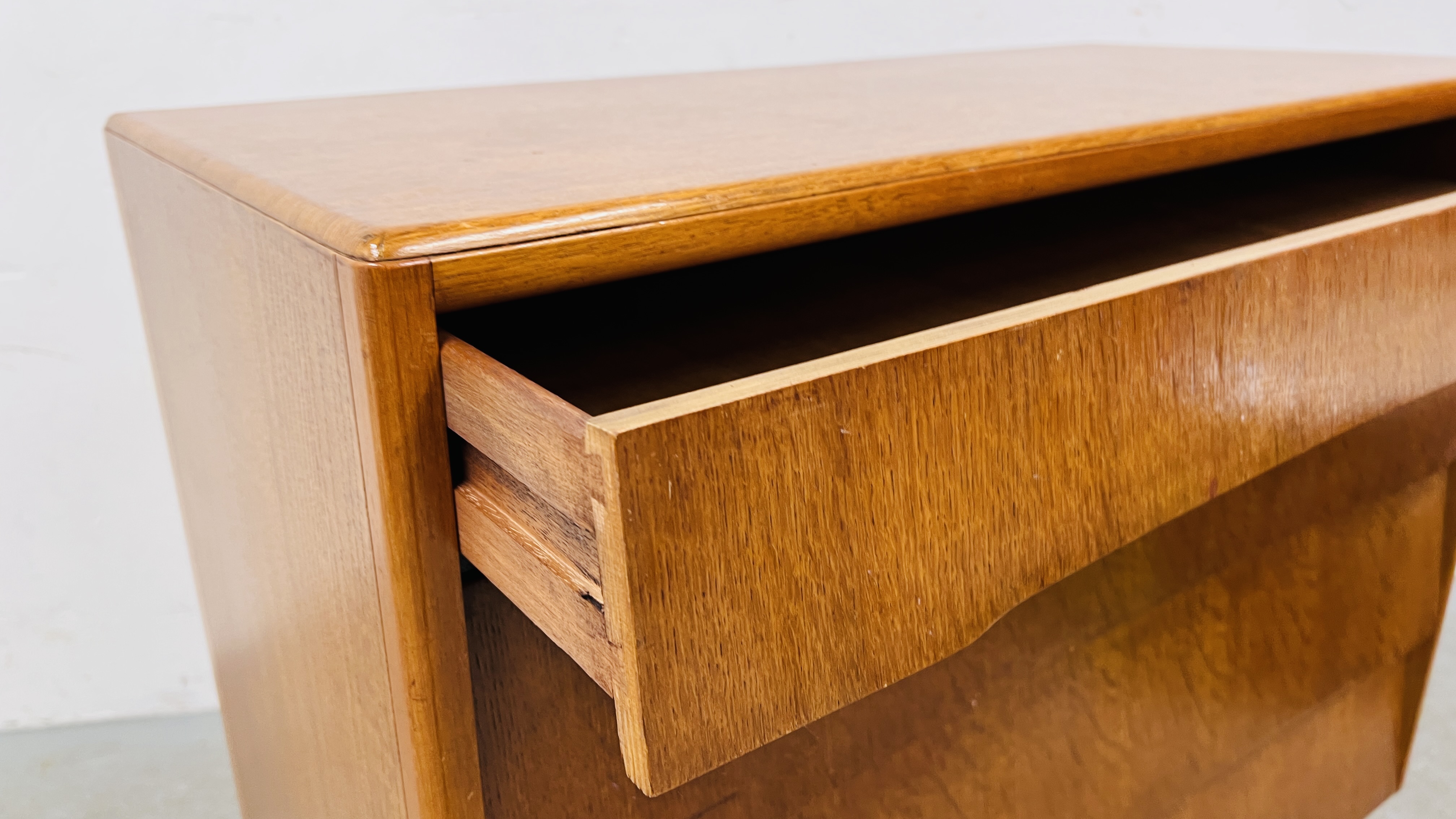 MID CENTURY TEAK FINISH FOUR DRAWER CHEST ON FOUR SUPPORTS WIDTH 91CM. DEPTH 42CM. HEIGHT 88CM. - Image 6 of 8
