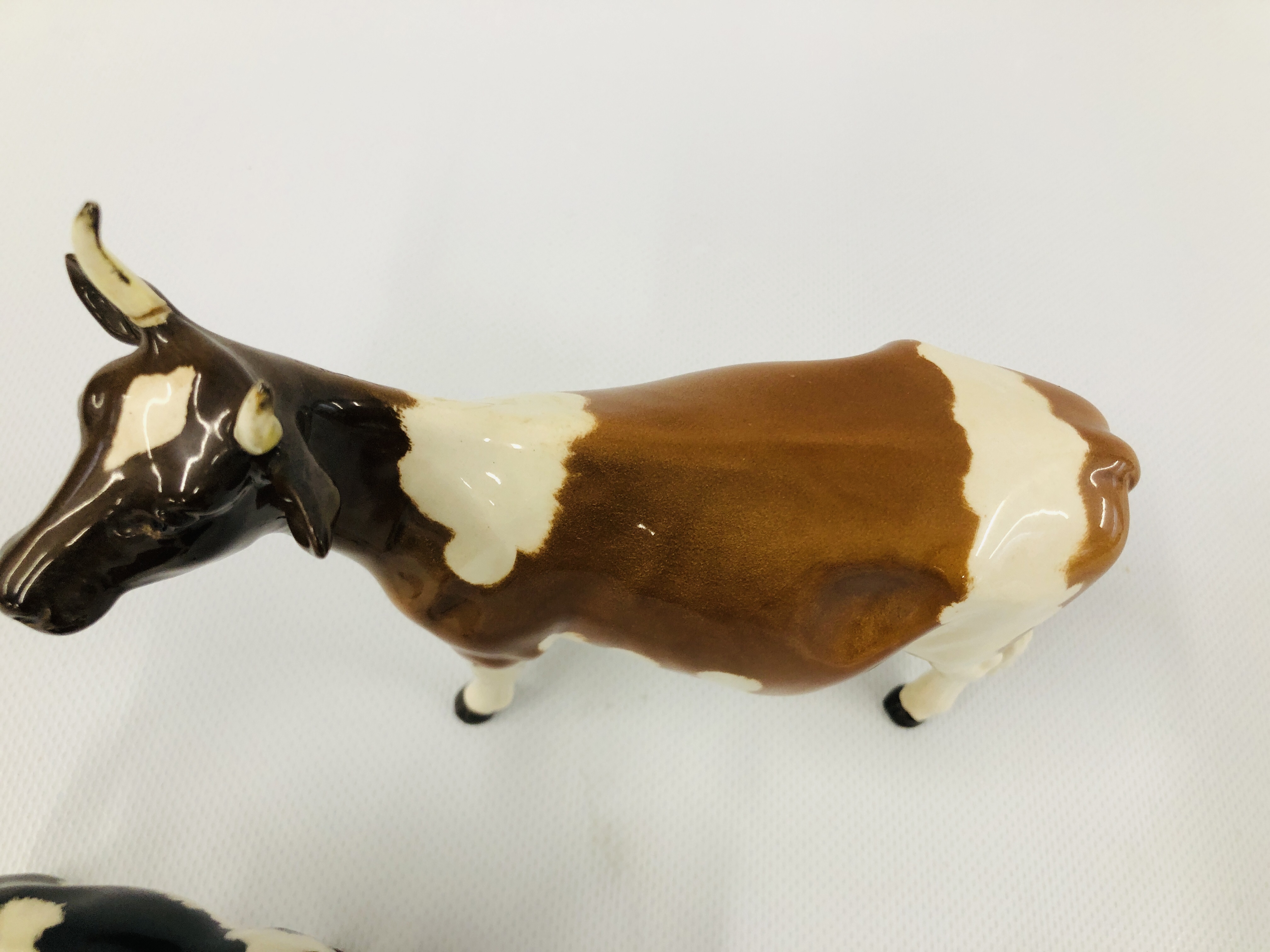 BESWICK COW CH ICKHAM BESSIE 198 (HORN A/F) ALONG WITH A BLACK AND WHITE BESWICK CALF - Image 3 of 10