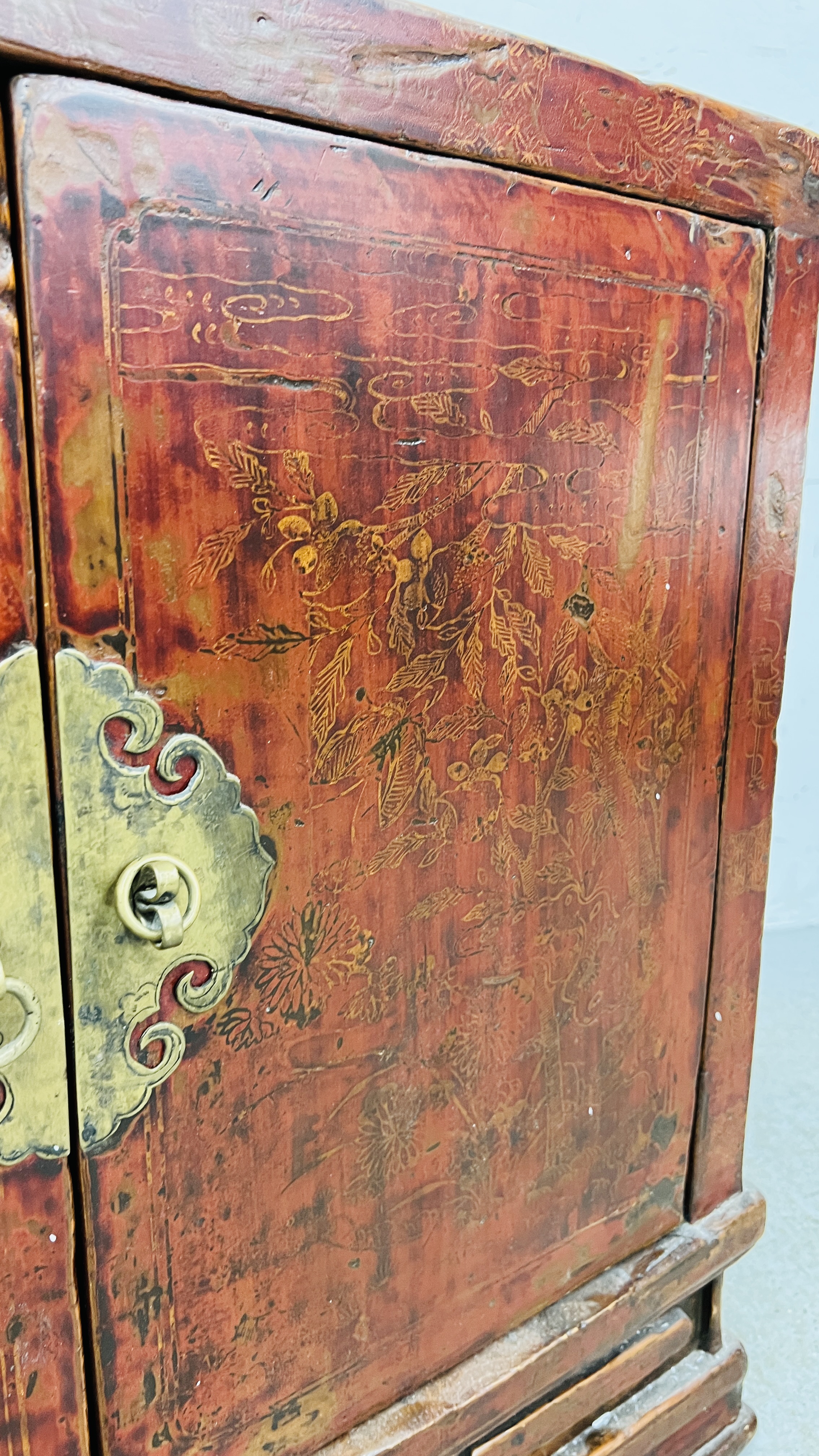 A CHINESE LACQUERED TWO DOOR CABINET WIDTH 74CM. DEPTH 43CM. HEIGHT 72CM. - Image 6 of 14