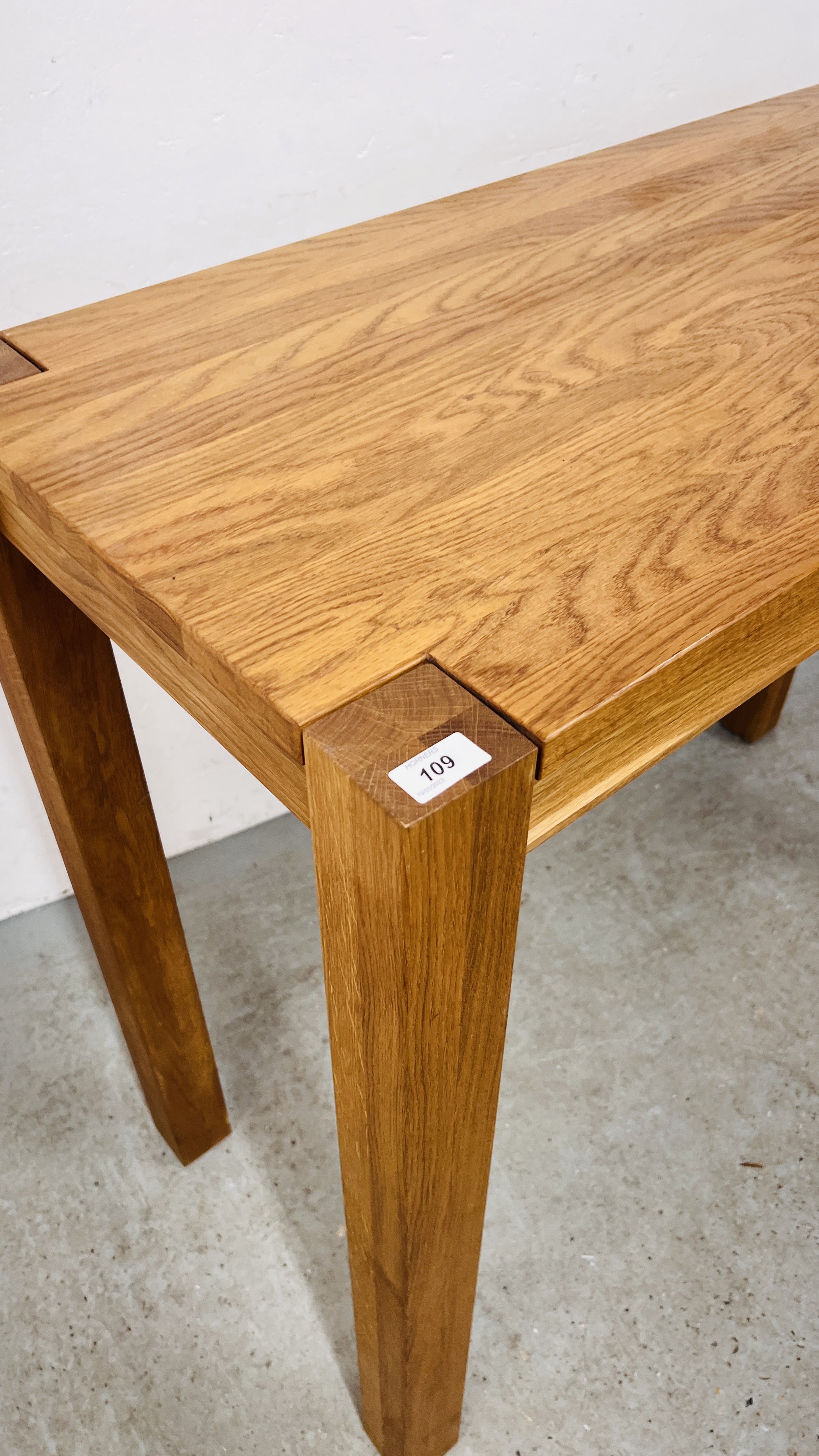 A HEAVY OAK RECTANGULAR BREAKFAST BAR/BAR TABLE ON FOUR SQUARE SUPPORTS WIDTH 120CM. DEPTH 50CM. - Image 7 of 12