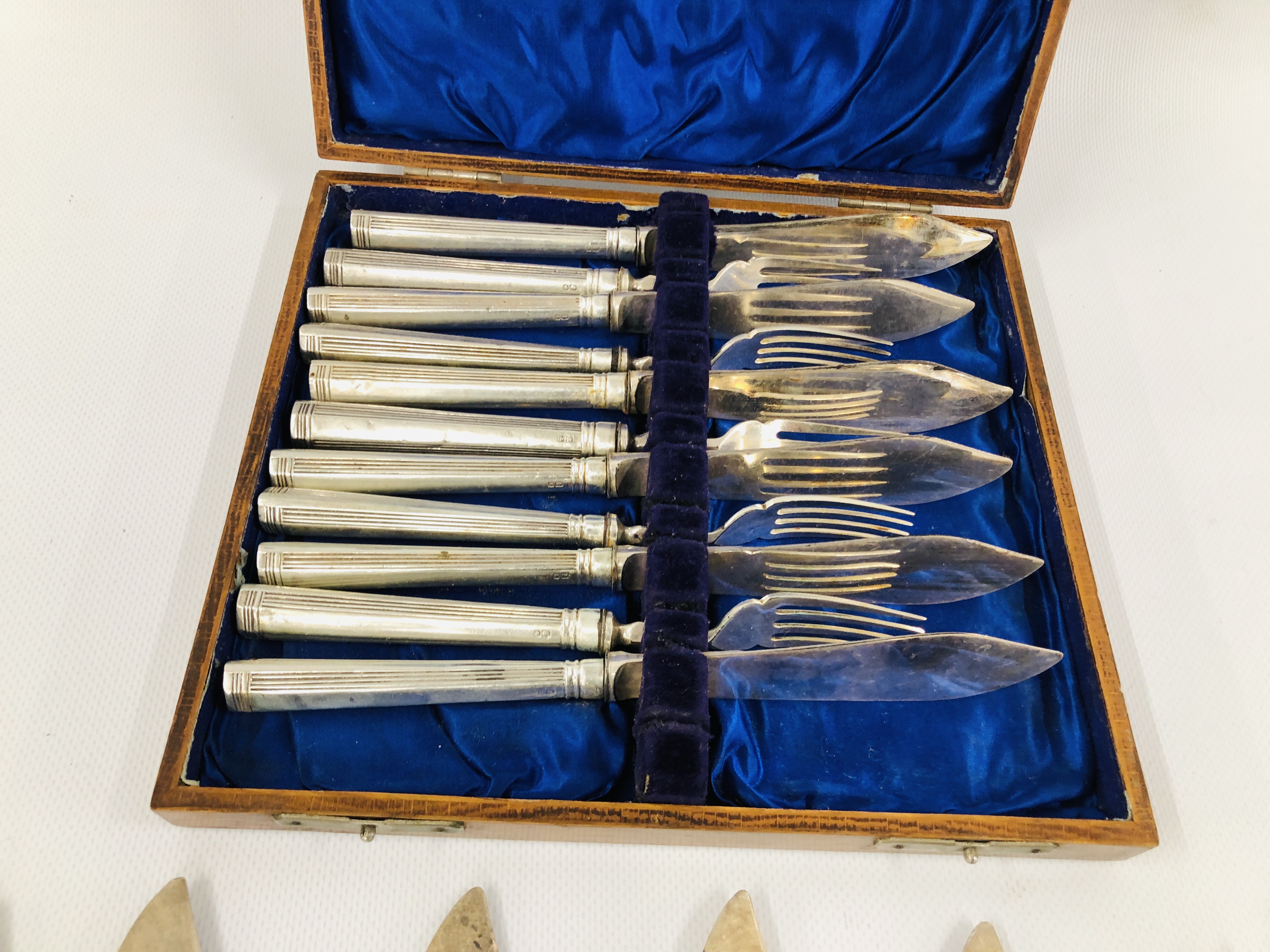 A VINTAGE MAHOGANY CASED SET OF 12 SILVER HANDLED FISH CUTLERY OF REEDED DESIGN ALONG WITH A - Image 6 of 8