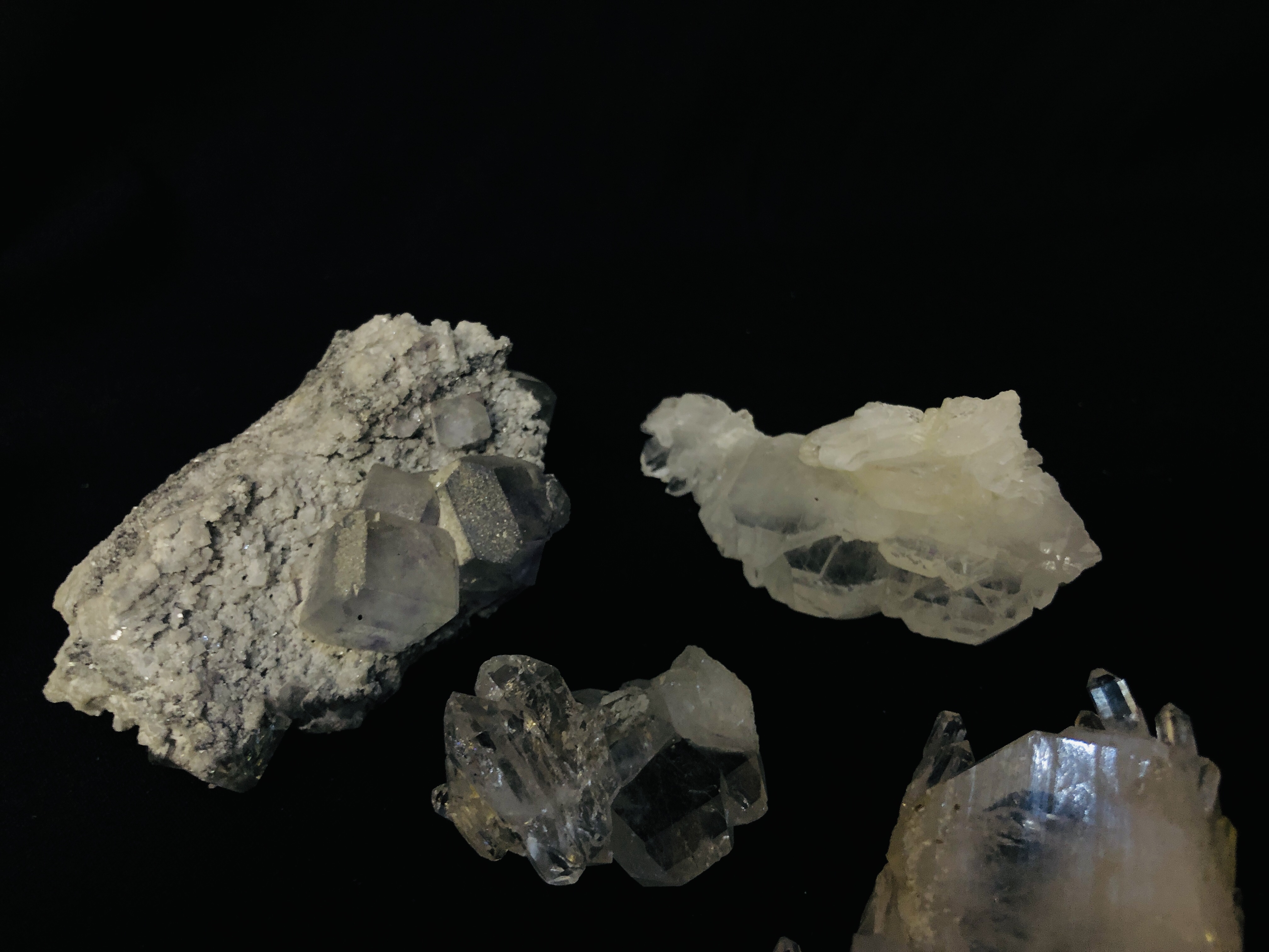 A COLLECTION OF APPROX 7 CRYSTAL AND MINERAL ROCK EXAMPLES TO INCLUDE QUARTZ ETC. - Image 4 of 5