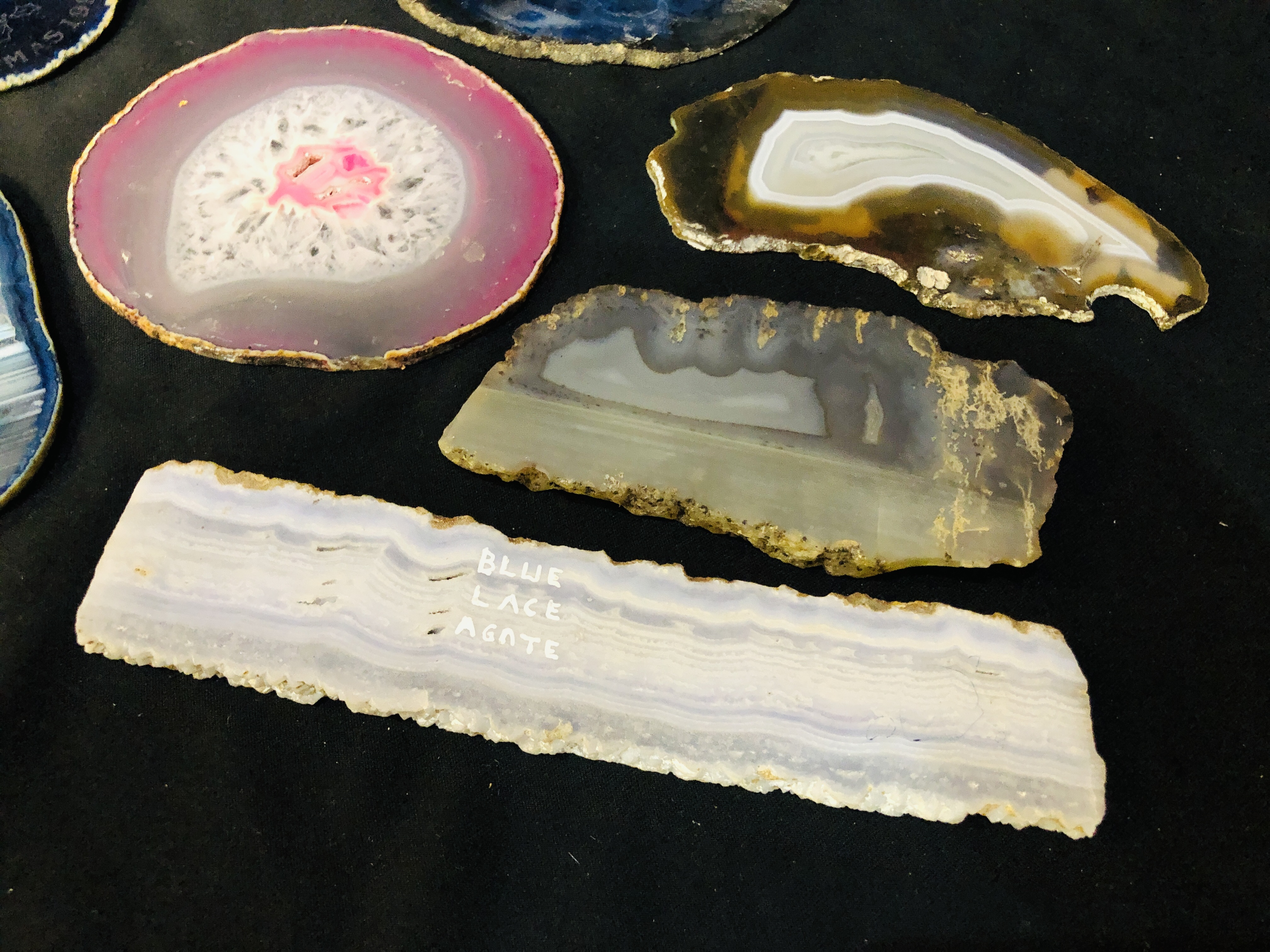 A COLLECTION OF APPROX 7 POLISHED AGATE SLICES TO INCLUDE BLUE LACEETC. - Image 2 of 4