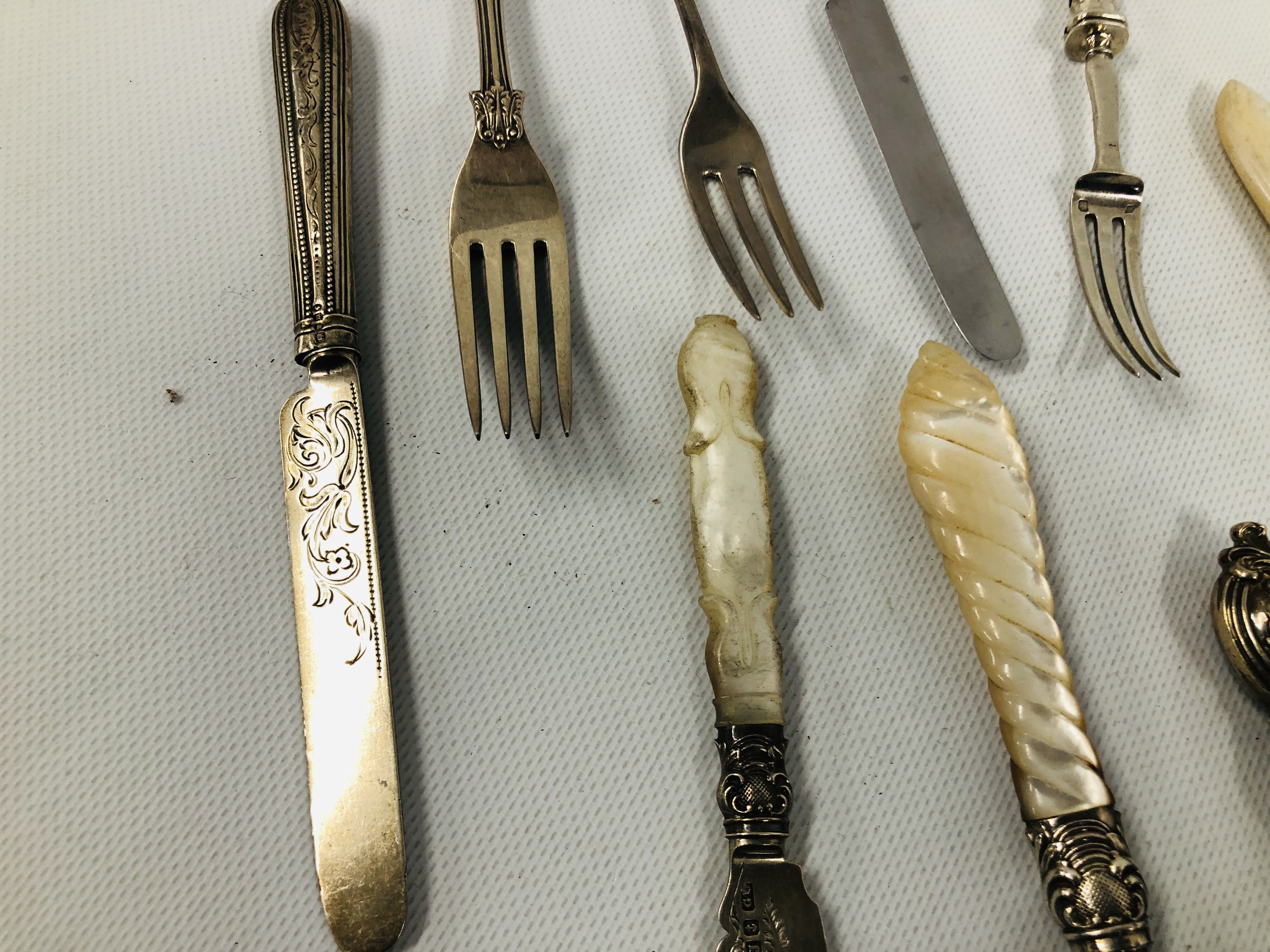 A MIXED GROUP OF SILVER FLAT WARE SOME WITH MOTHER OF PEARL HANDLES. - Image 3 of 5