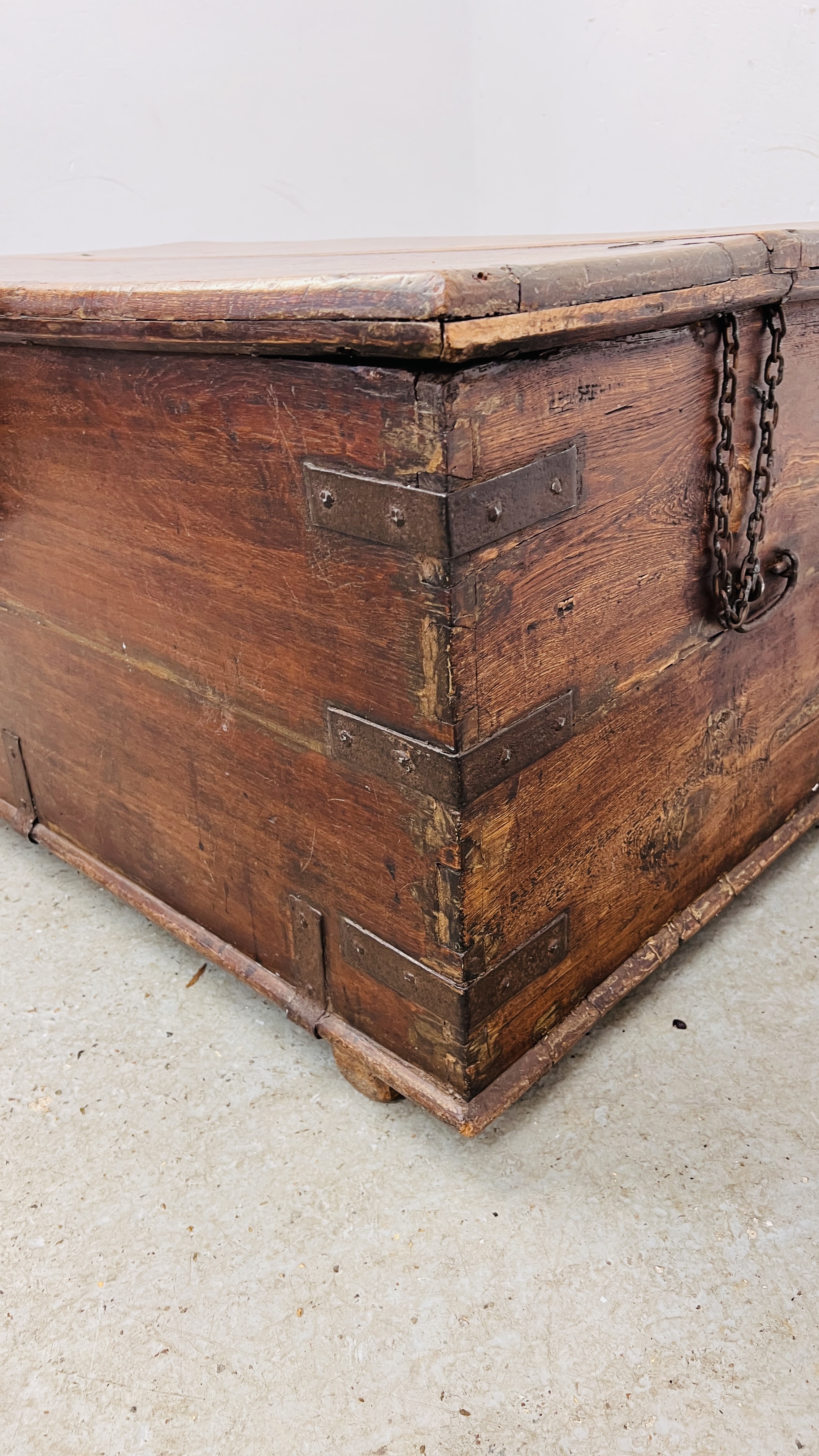 A HEAVY ANTIQUE OAK TRUNK WITH METAL BANDING WIDTH 102CM. DEPTH 61CM. HEIGHT 49CM. - Image 9 of 17