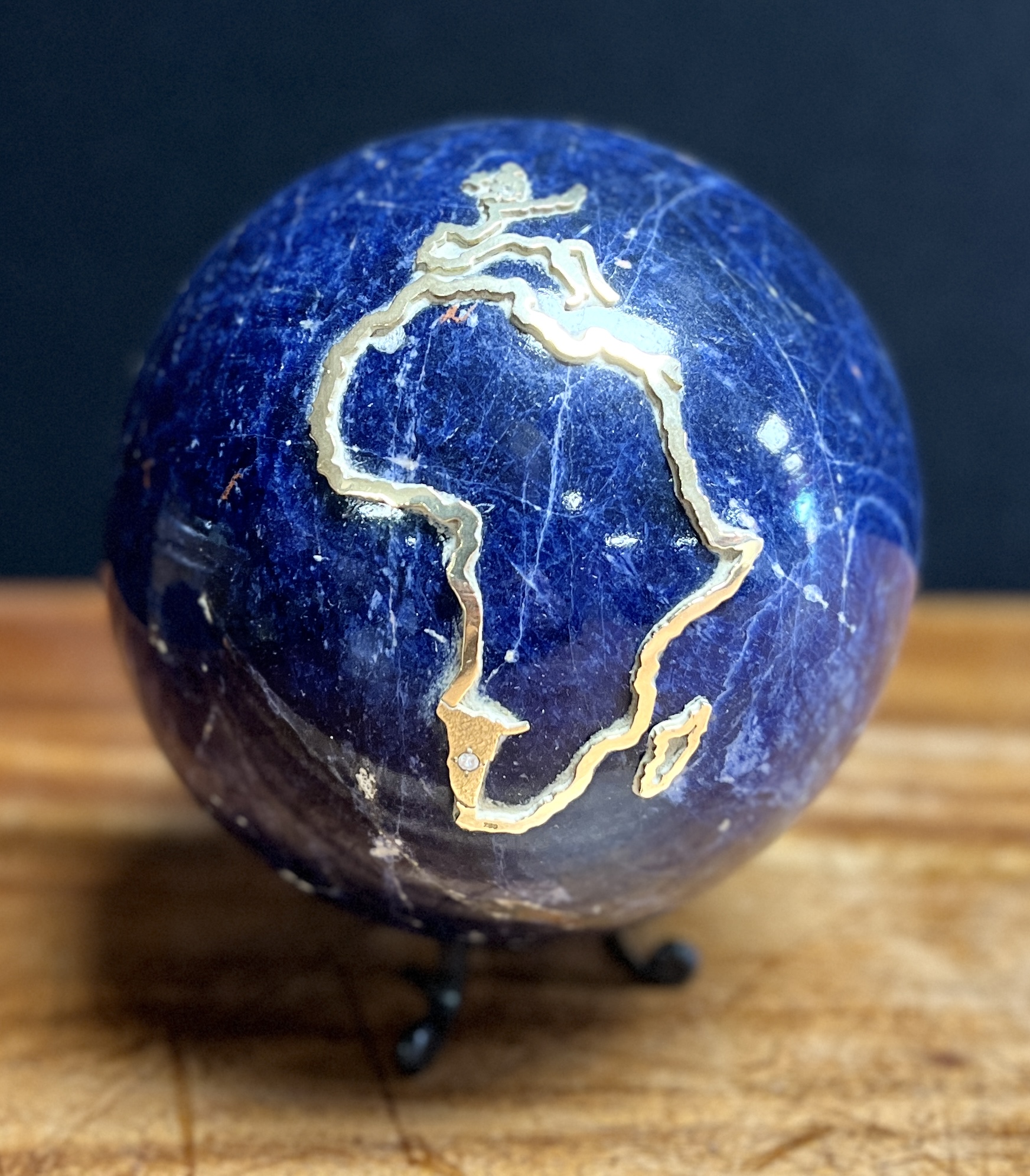 A LARGE LAPIS LAZULI SPHERE DEPICTING AN APPLIED COUNTRY OUTLINED IN 18CT GOLD SET WITH TWO - Image 5 of 11