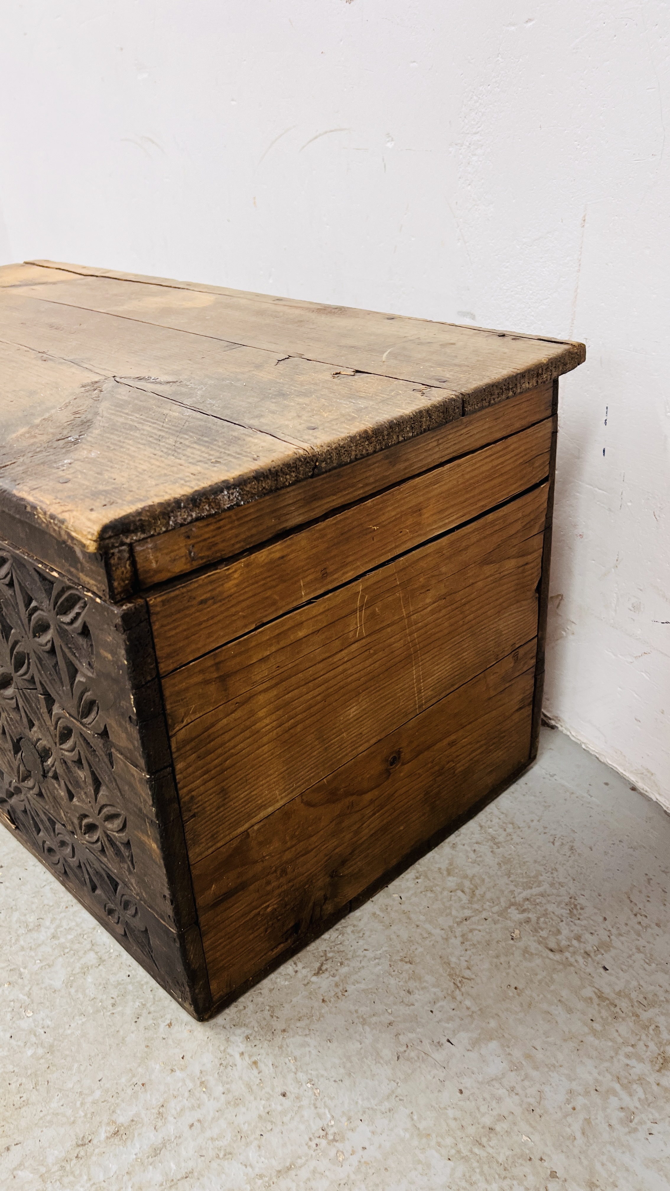 AN ANTIQUE PINE BLANKET CHEST WITH HAND CARVED FRONT PANEL WIDTH 85CM. DEPTH 43CM. HEIGHT 42CM. - Image 4 of 9