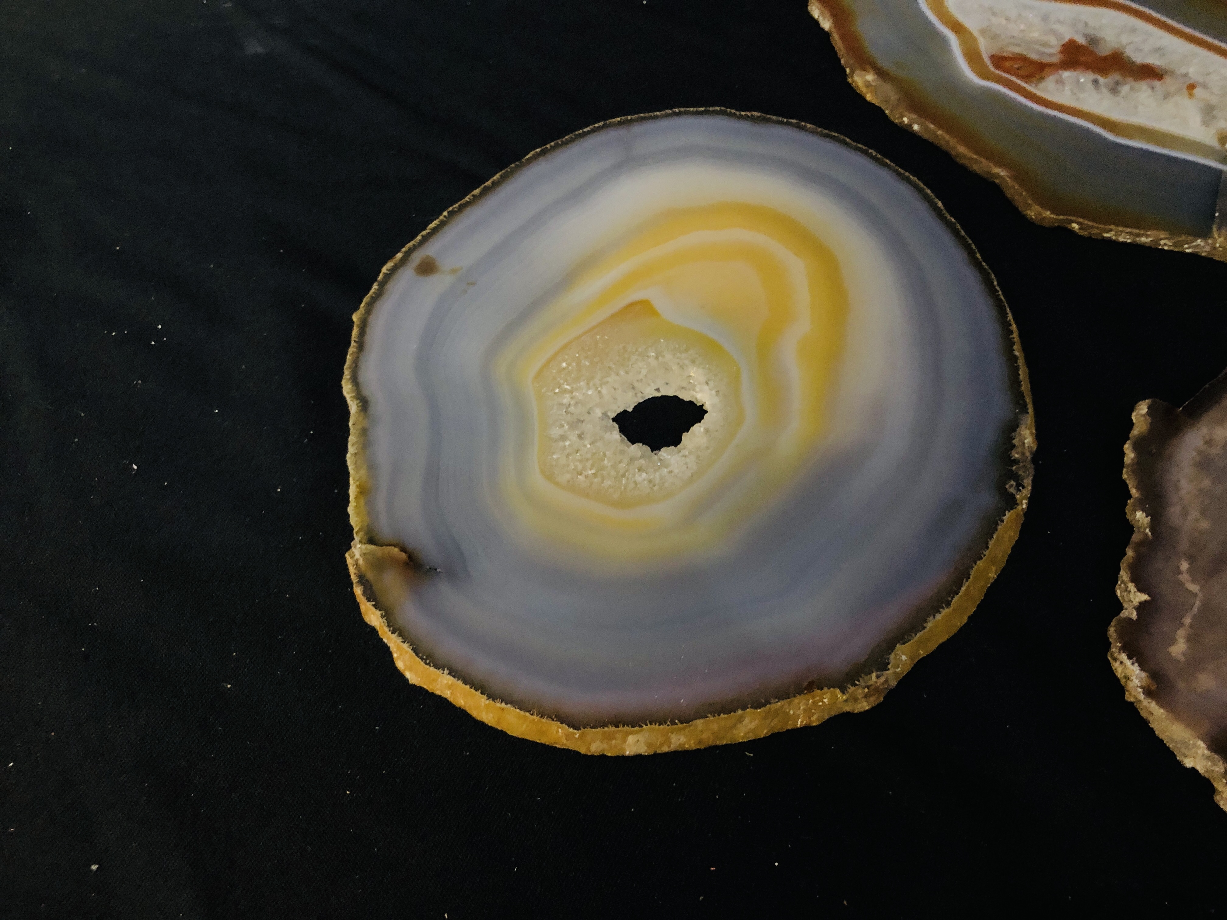 A COLLECTION OF APPROX 3 POLISHED AGATE AND CRYSTAL SLICES. - Image 2 of 4