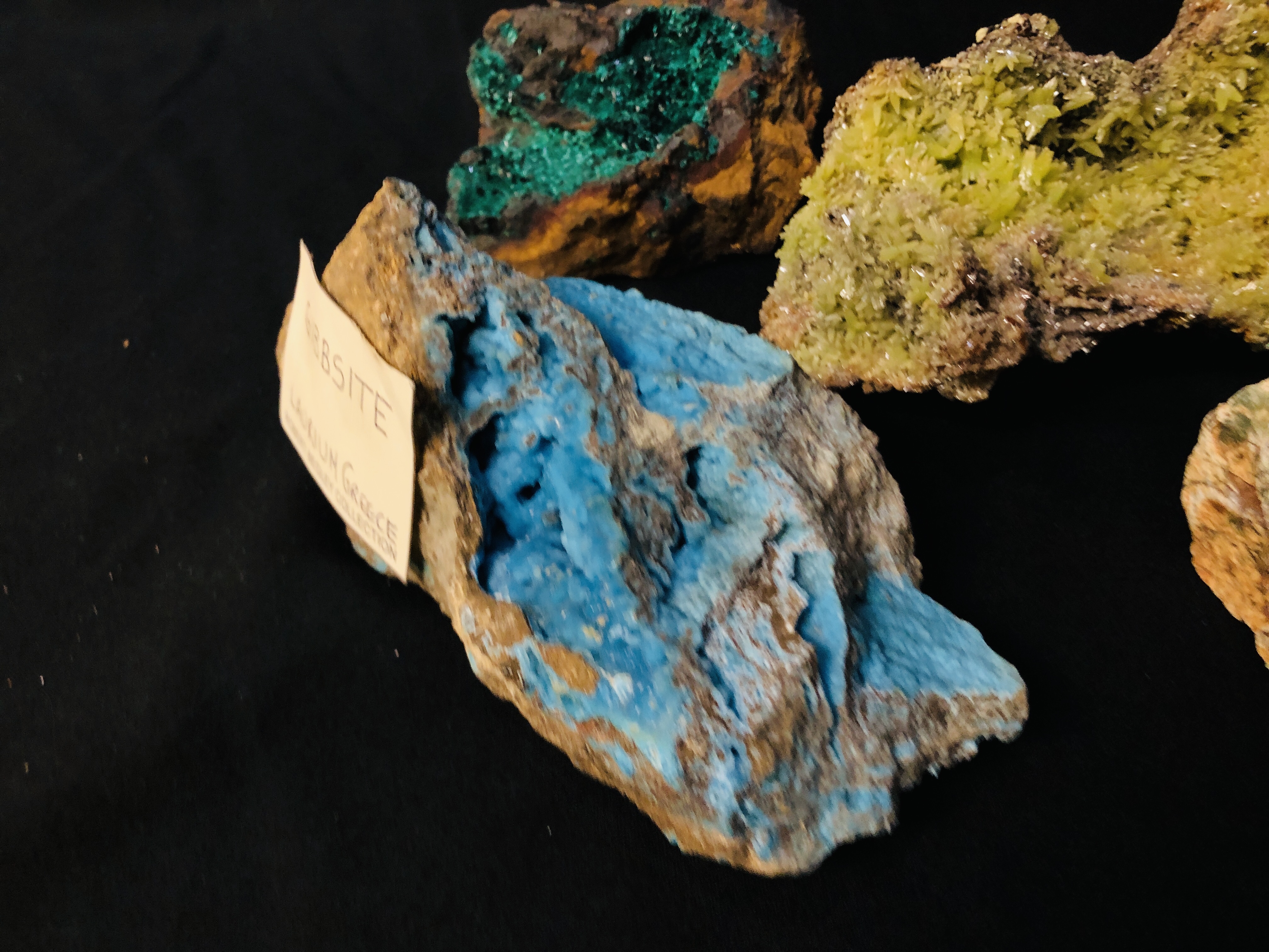 A COLLECTION OF APPROX 5 CRYSTAL AND MINERAL ROCK EXAMPLES TO INCLUDE GIBBSITE ETC. - Image 2 of 5