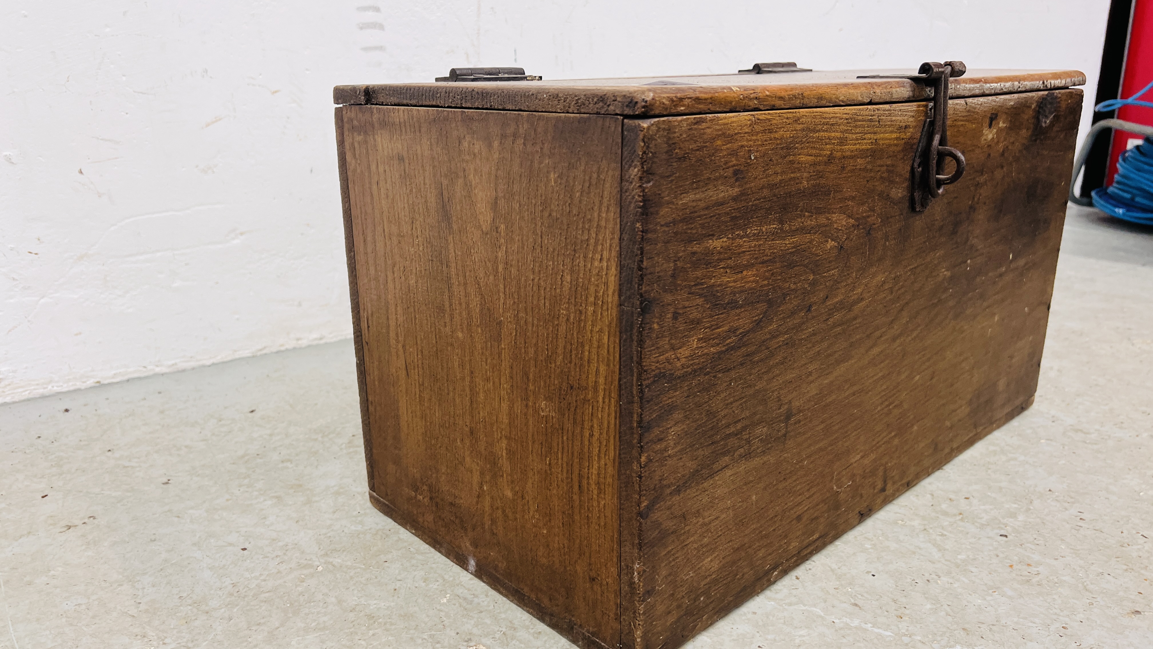 AN ANTIQUE HARDWOOD TREASURY BOX WIDTH 59CM. DEPTH 30CM. HEIGHT 32CM. - Image 6 of 7