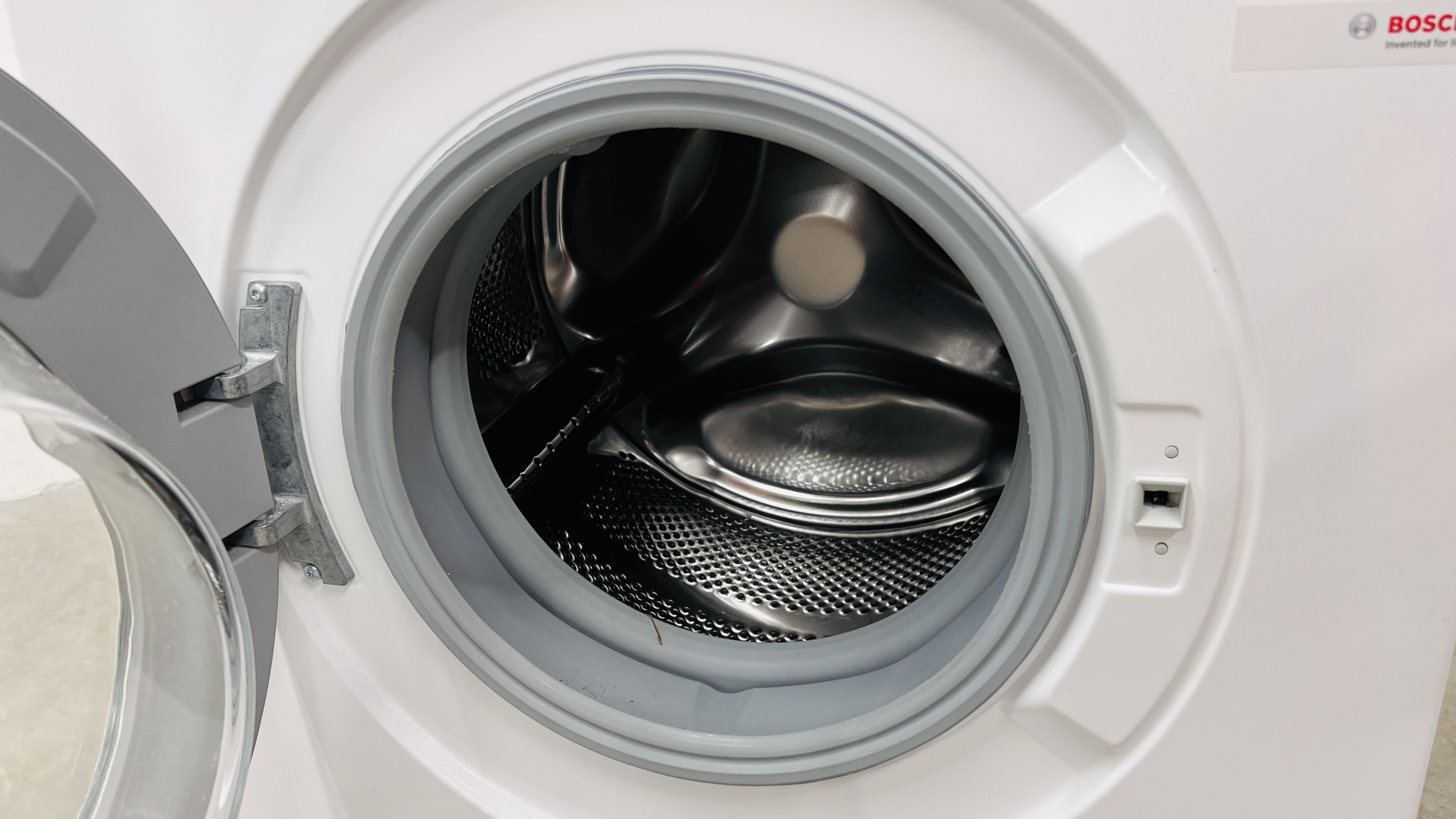 A BOSCH SERIE 4 7KG ECO SILENCE DRIVE WASHING MACHINE - SOLD AS SEEN. - Image 11 of 13