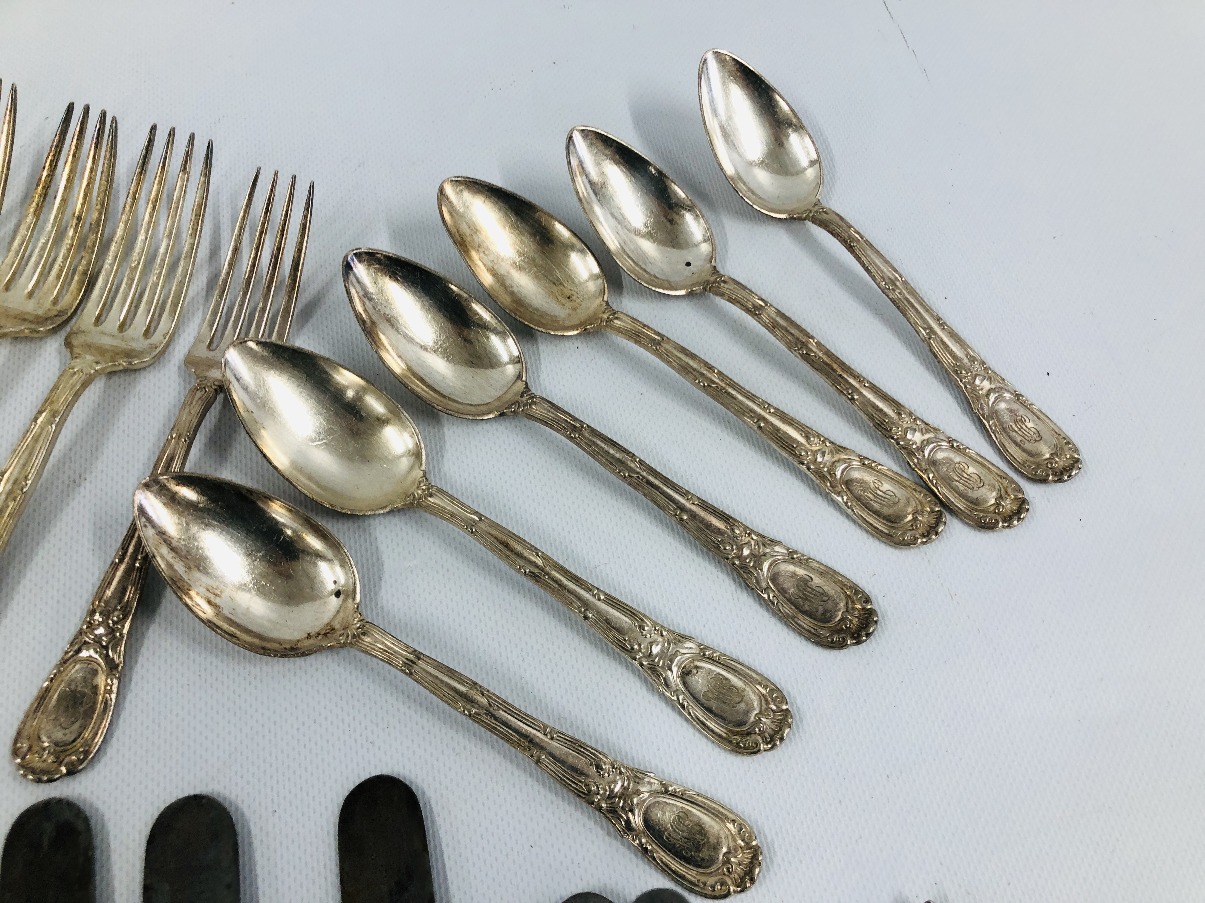 A GROUP OF GOOD QUALITY LOOSE PLATED CUTLERY TO INCLUDE SIX SPOONS AND FOUR FORKS MARKED TIFFANY & - Image 2 of 8