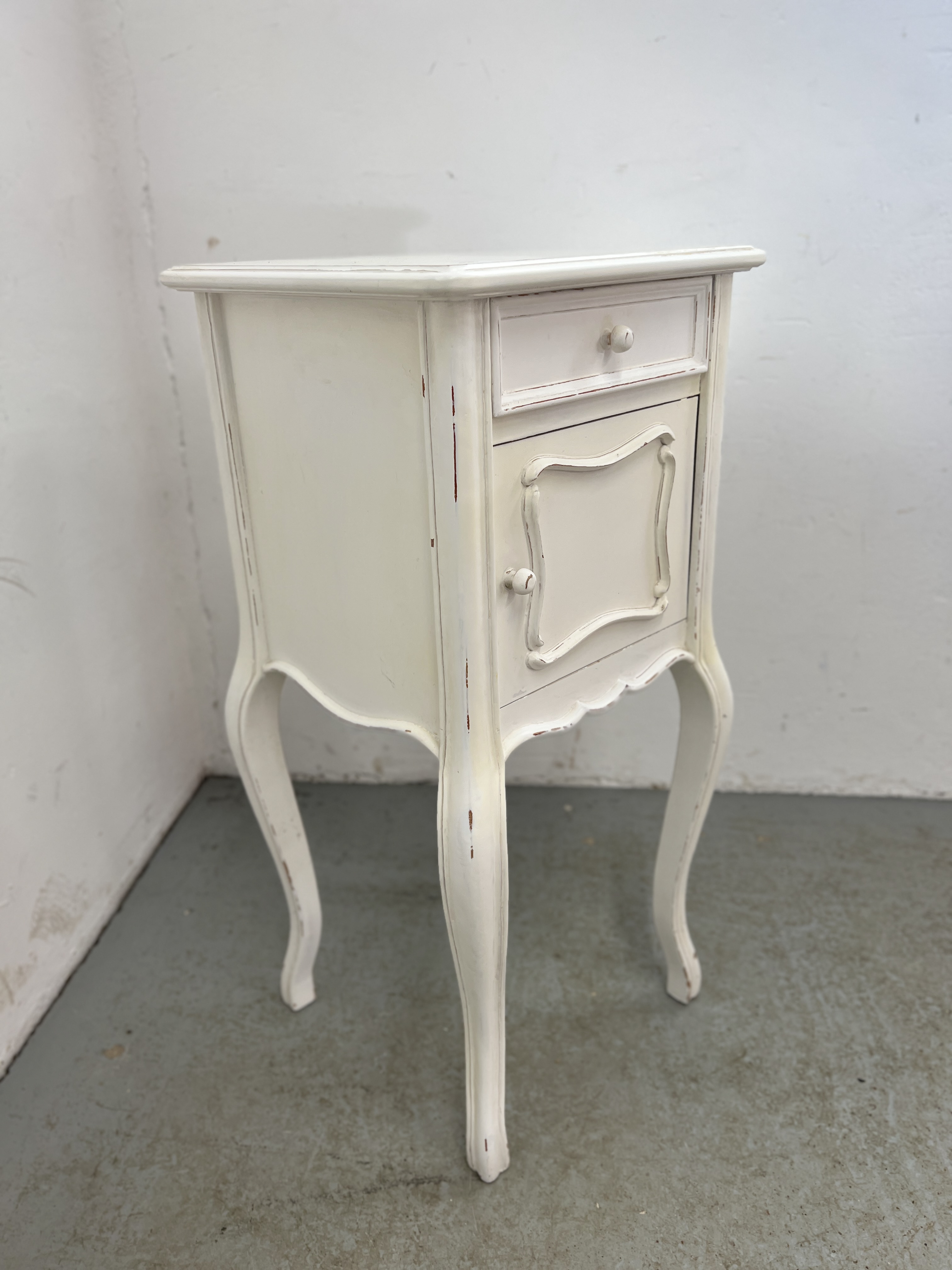 SHABBY CHIC SINGLE DRAWER, SINGLE DOOR CUPBOARD ON FOUR SHAPED LEGS HEIGHT 86CM. WIDTH 41CM. - Image 3 of 8