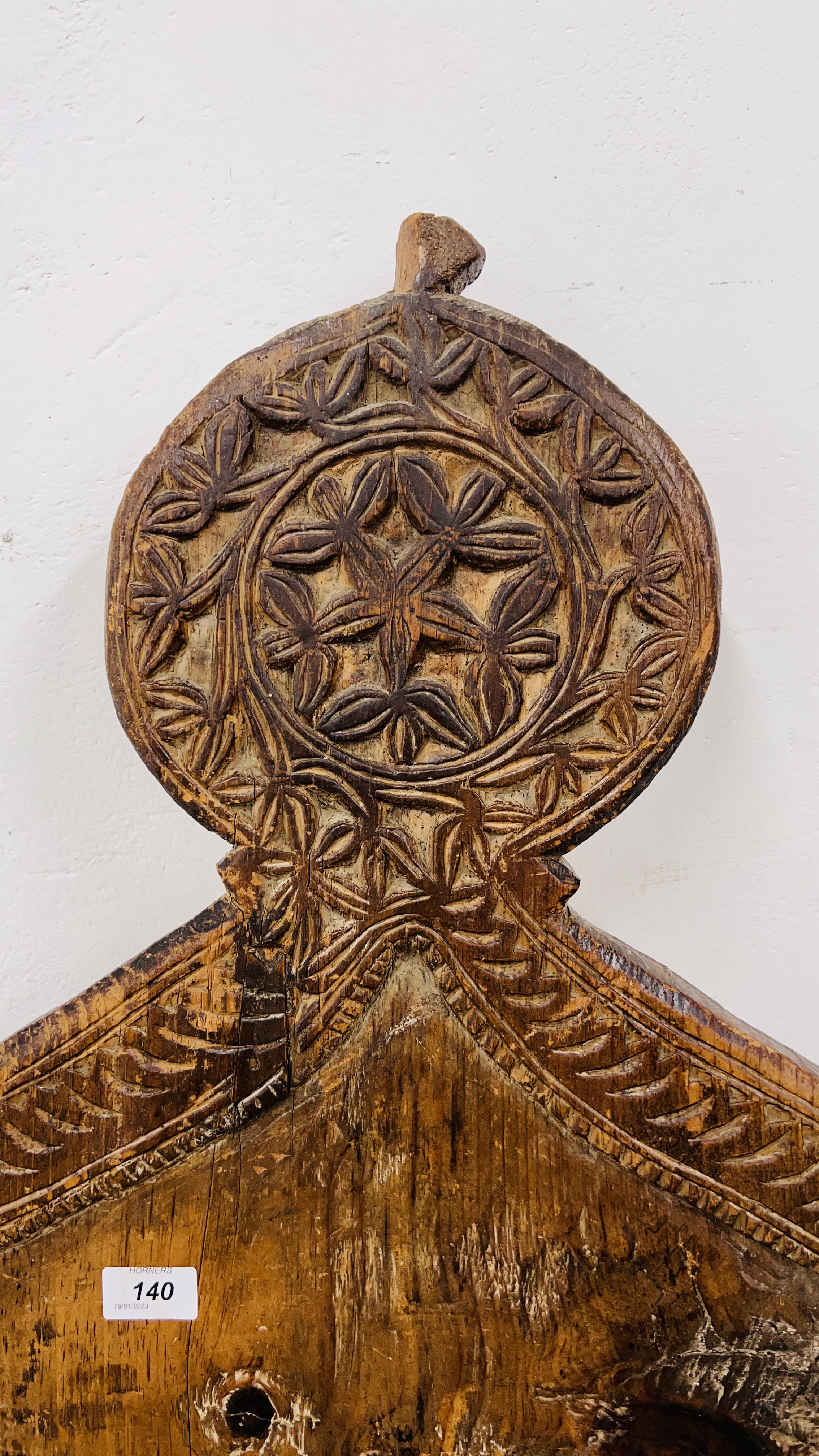 AN ANTIQUE PINE ISLAMIC PRAYER BOARD WITH CARVED DETAIL LENGTH 146CM. WIDTH 52CM. - Image 3 of 9