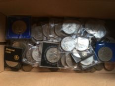 BOX OF VICTORIAN AND LATER COINS AND MEDALLIONS TO INCLUDE OVER 30 CROWNS.