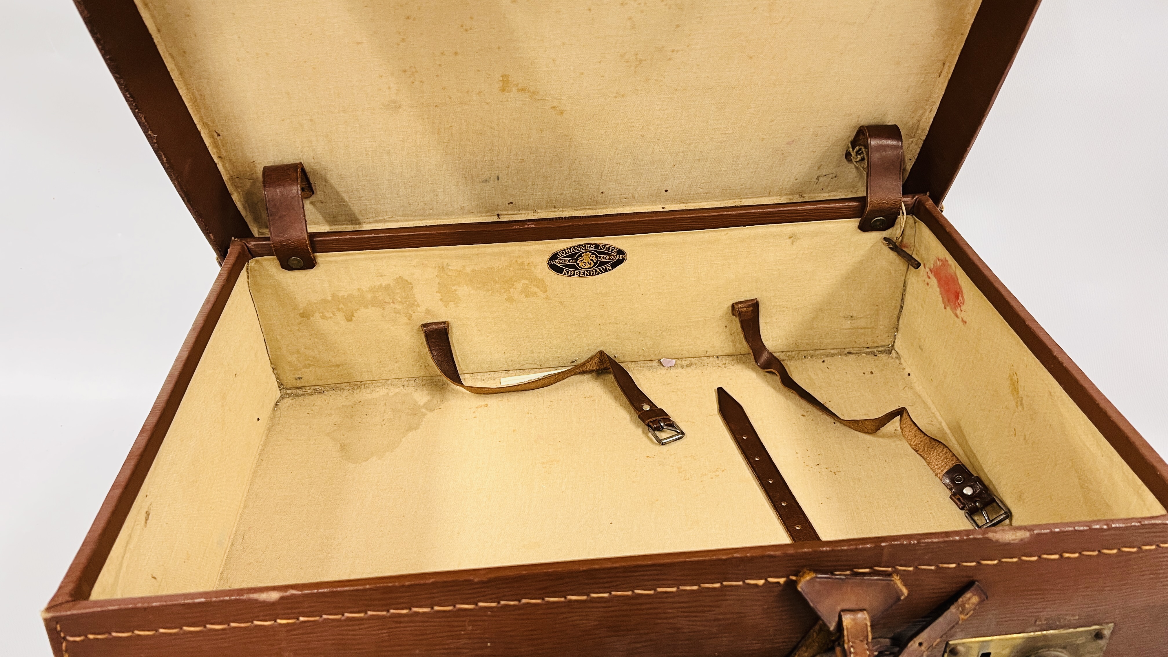 TWO VINTAGE LUGGAGE CASES ALONG WITH A LEATHER DOCUMENT CASE MARKED "BALLY" - Image 7 of 9