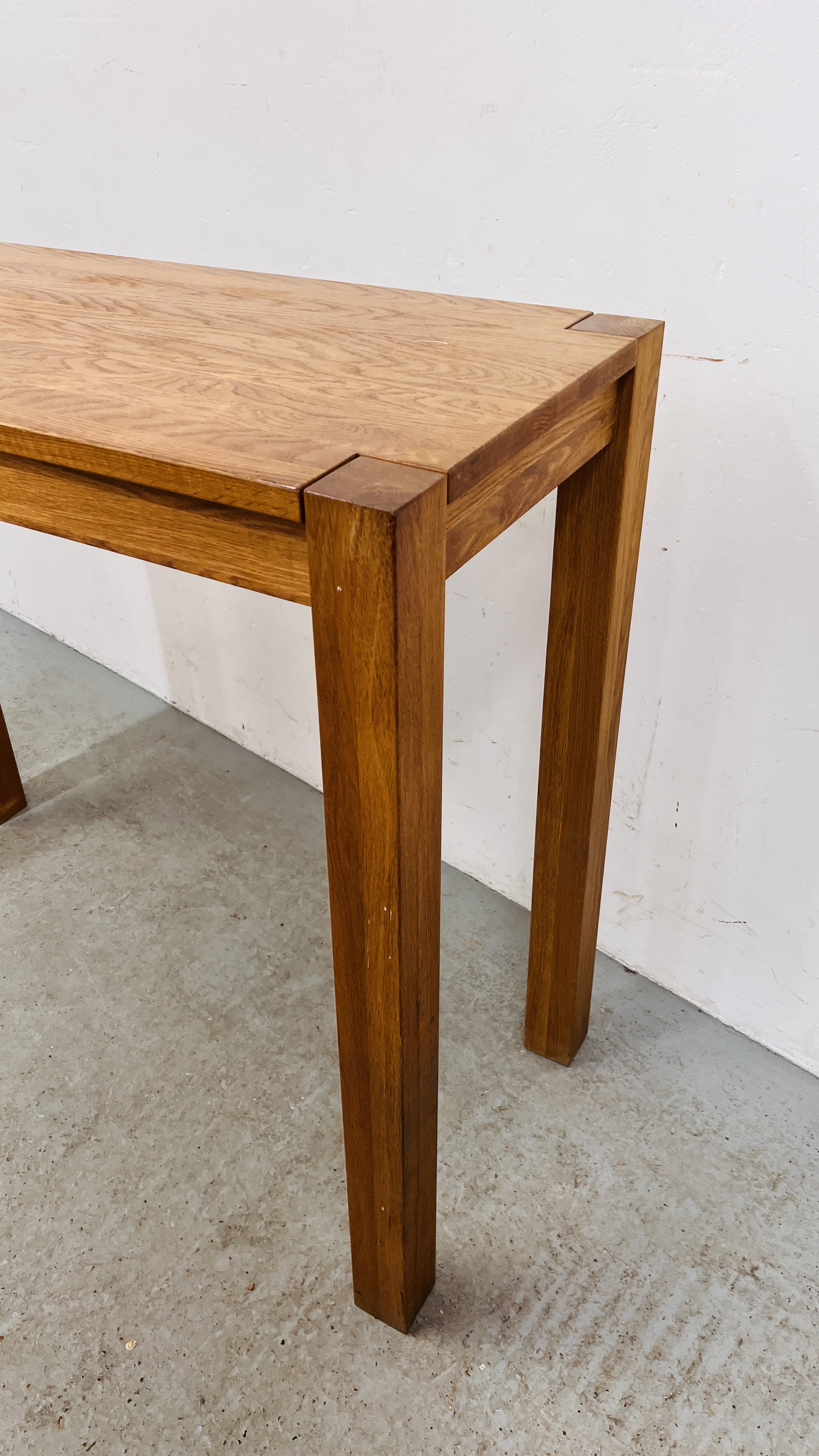 A HEAVY OAK RECTANGULAR BREAKFAST BAR/BAR TABLE ON FOUR SQUARE SUPPORTS WIDTH 120CM. DEPTH 50CM. - Image 3 of 12