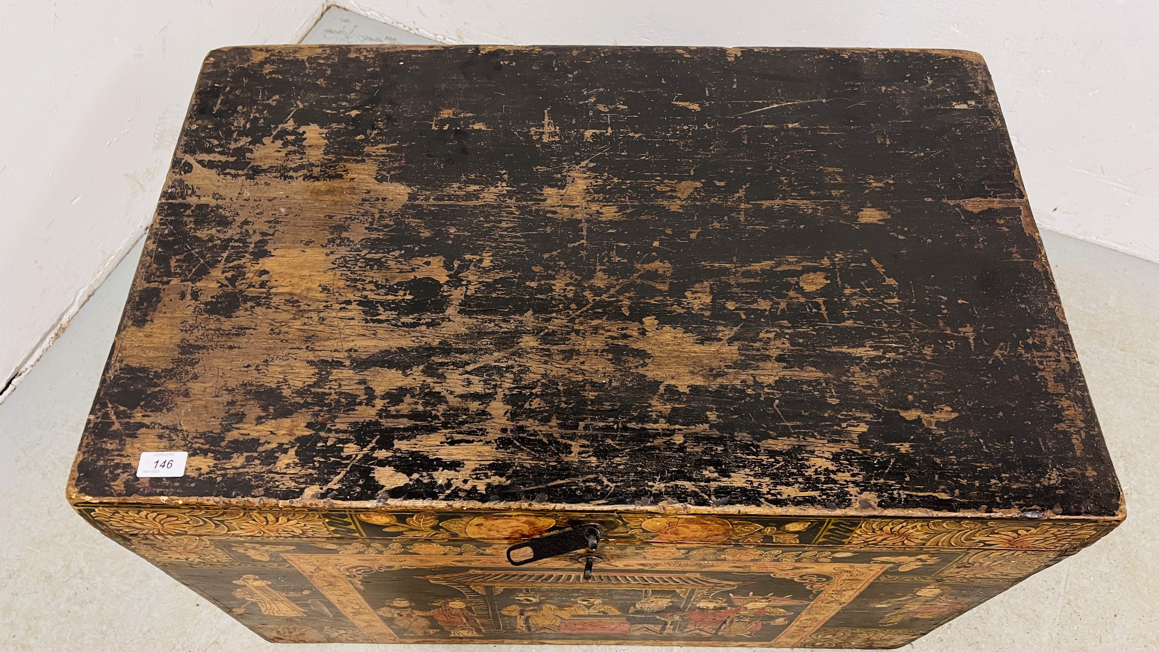 AN ANTIQUE JAPANESE CAMPHOR WOOD THEATRICAL COSTUME TRUNK THE FRONT PANEL DECORATED WITH FIGURES - Image 2 of 10