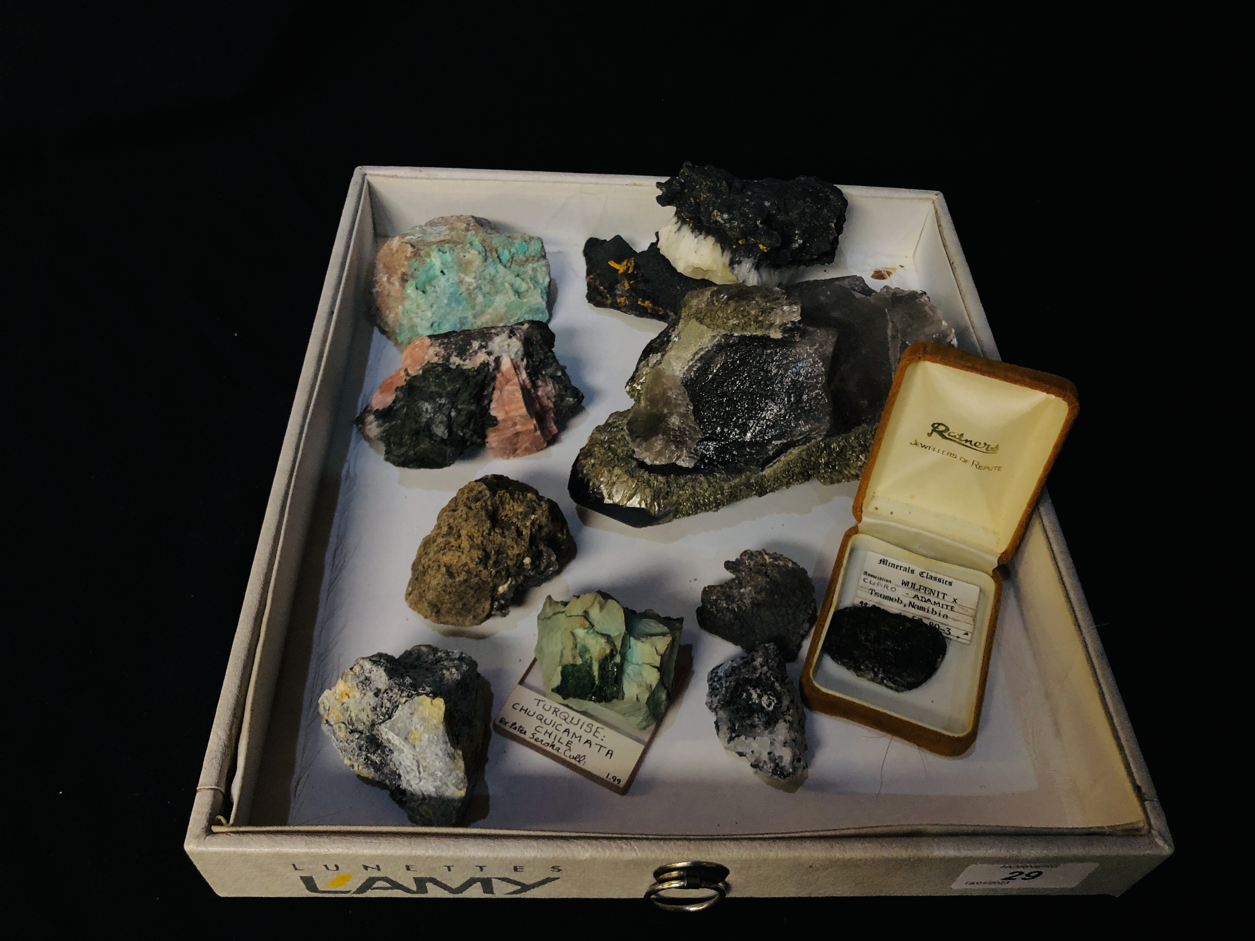 A COLLECTION OF APPROX 9 CRYSTAL AND MINERAL ROCK EXAMPLES TO INCLUDE QUARTZ,