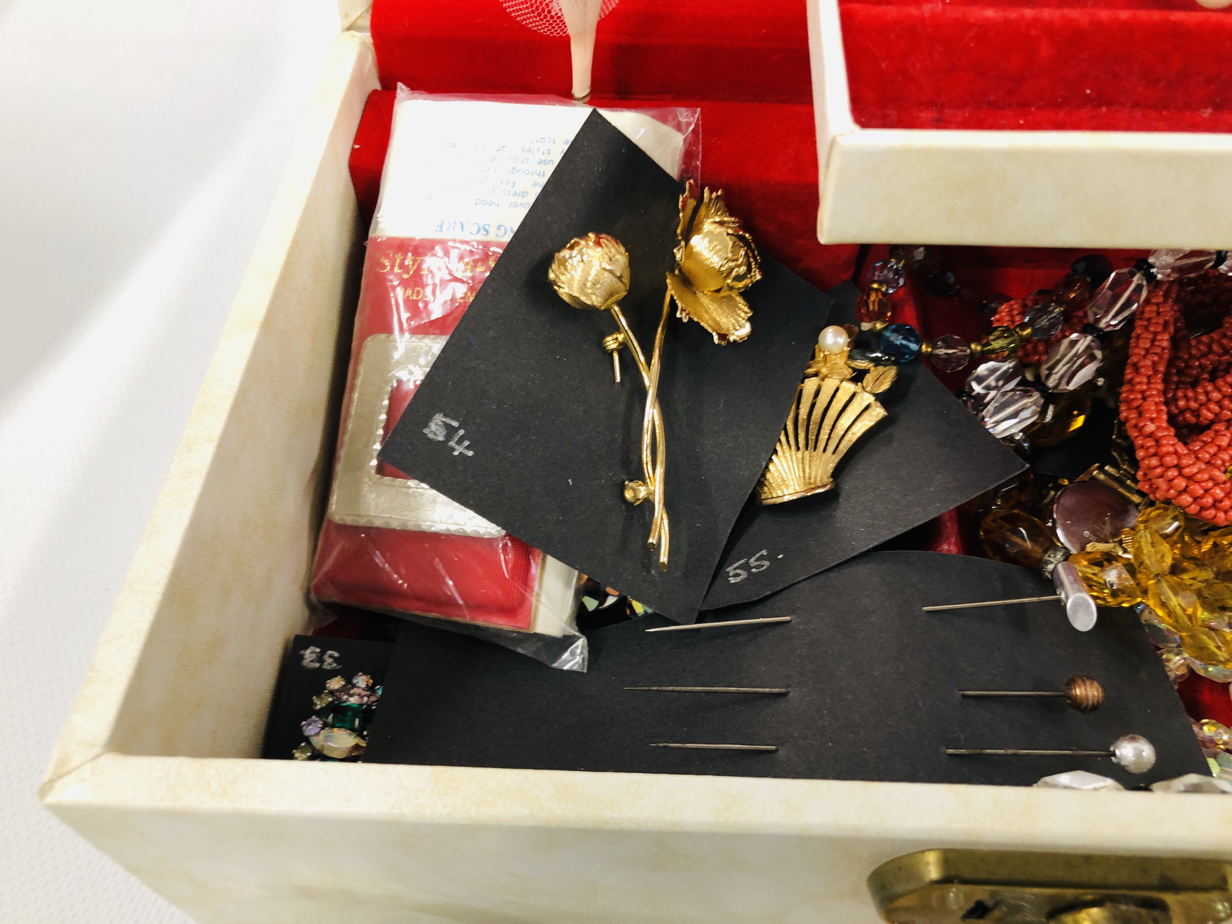 JEWELLERY BOX AND CONTENTS TO INCLUDE VINTAGE AND COSTUME JEWELLERY, SILVER PENDANTS, HAT PINS, - Image 6 of 8