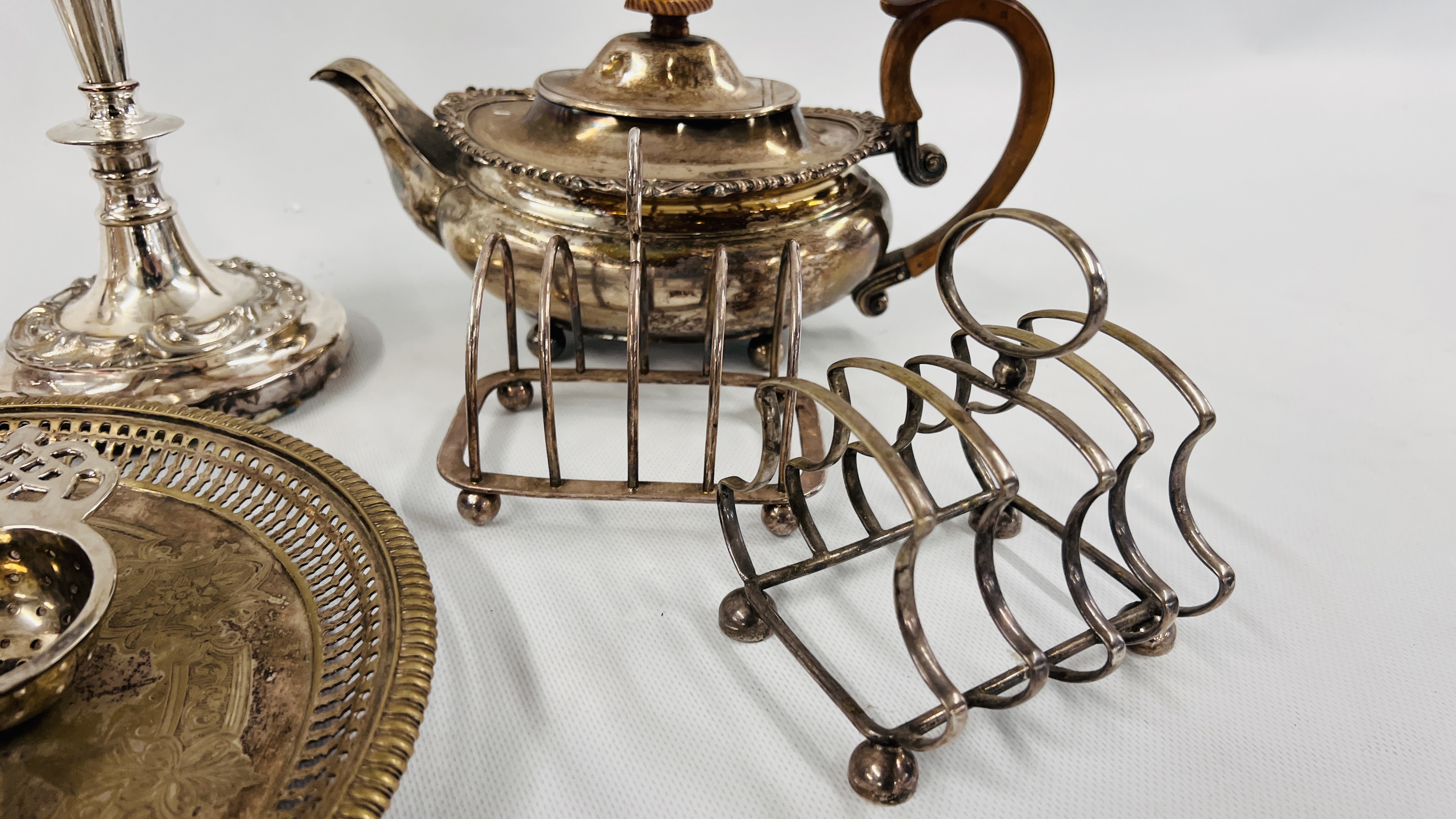 BOX OF ASSORTED PLATED WARE TO INCLUDE TOAST RACKS, SALVER AND A CANDLESTICK, TEA AND COFFEE POTS, - Image 3 of 10