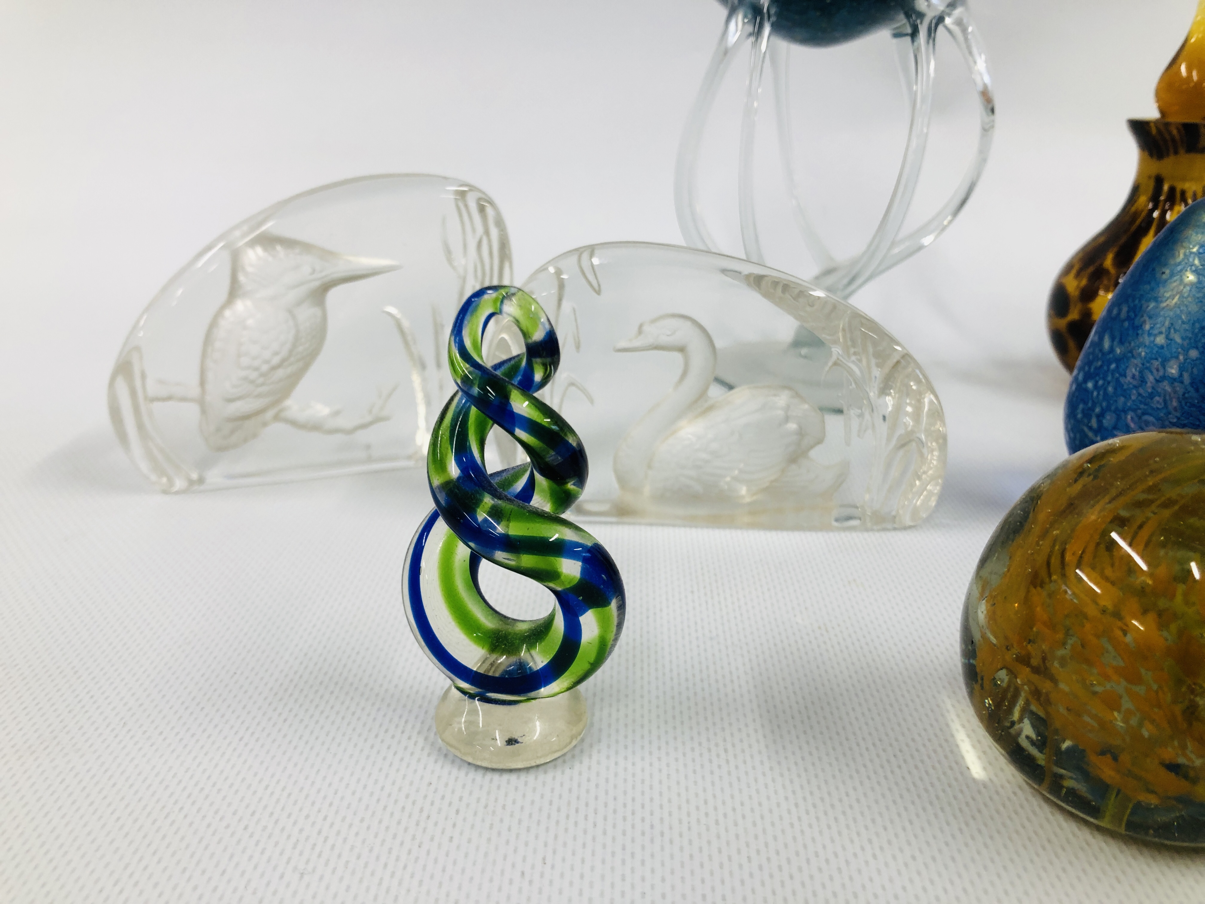 A COLLECTION OF ASSORTED ART GLASS PAPERWEIGHTS, VASES, ETC. - Image 4 of 7