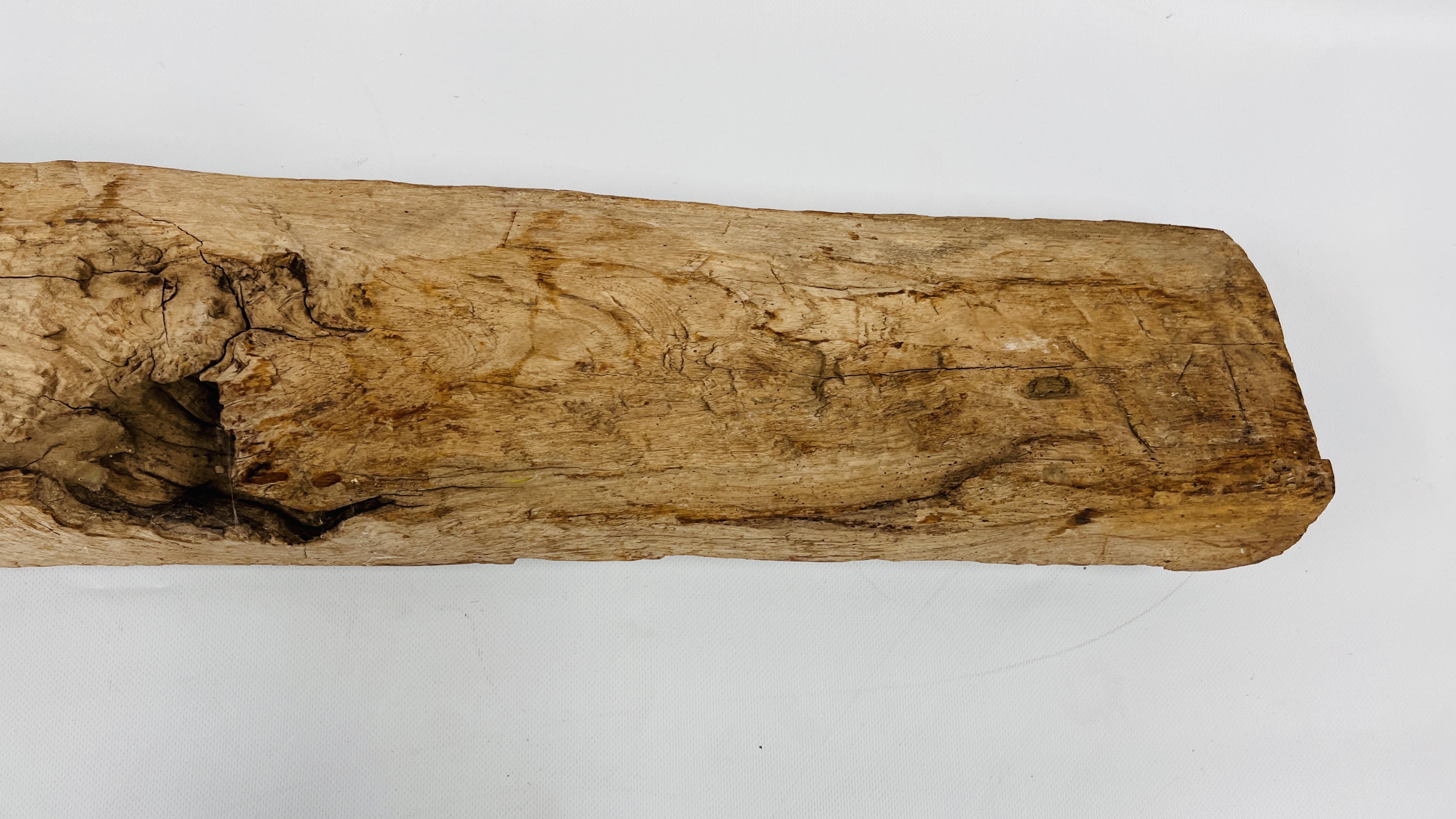 AN ANTIQUE HEAVILY CARVED HARDWOOD TIMBER BEAM WITH ISLAMIC RELIGIOUS INSCRIPTION LENGTH `34CM. - Image 13 of 18