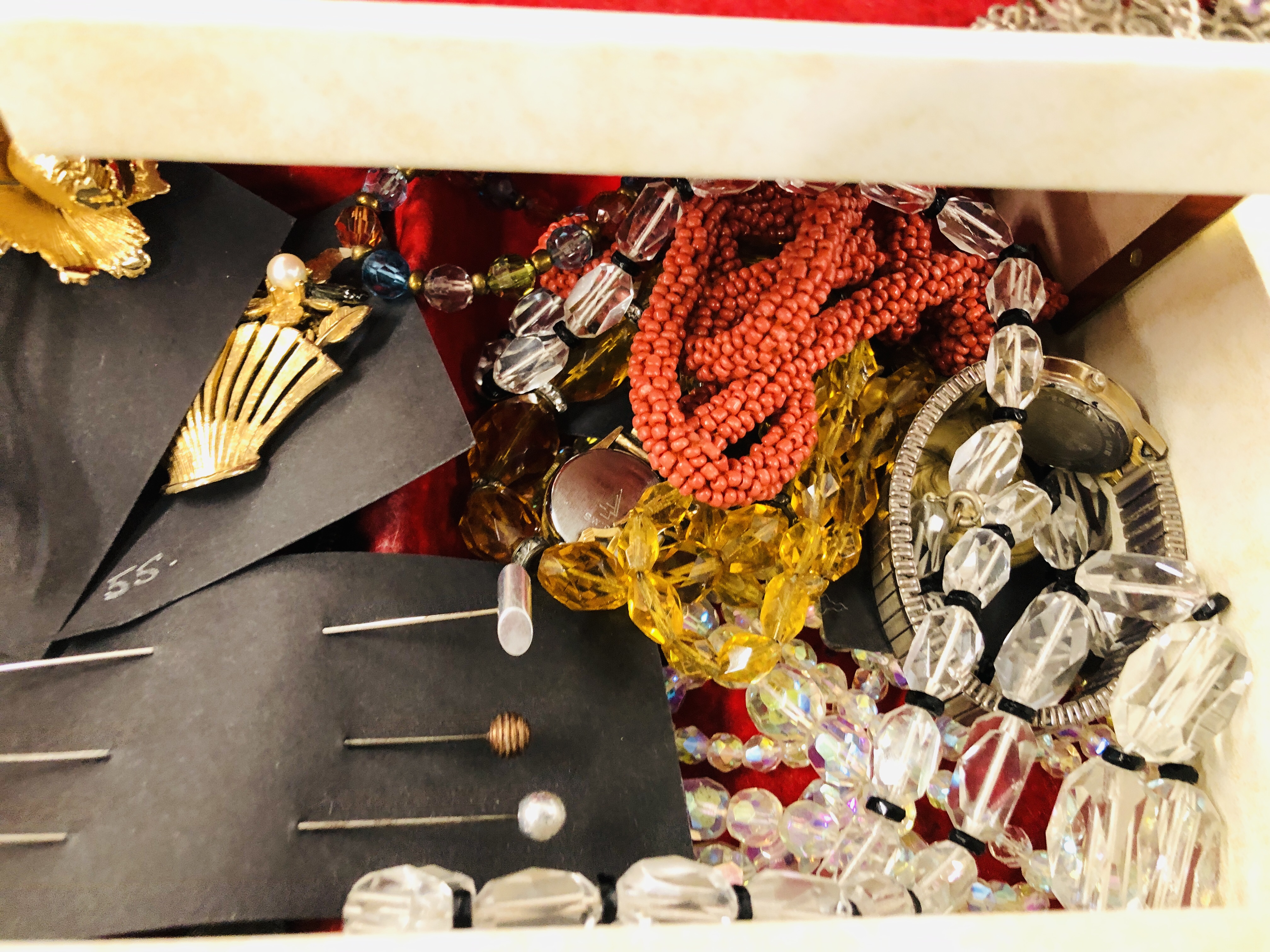 JEWELLERY BOX AND CONTENTS TO INCLUDE VINTAGE AND COSTUME JEWELLERY, SILVER PENDANTS, HAT PINS, - Image 5 of 8