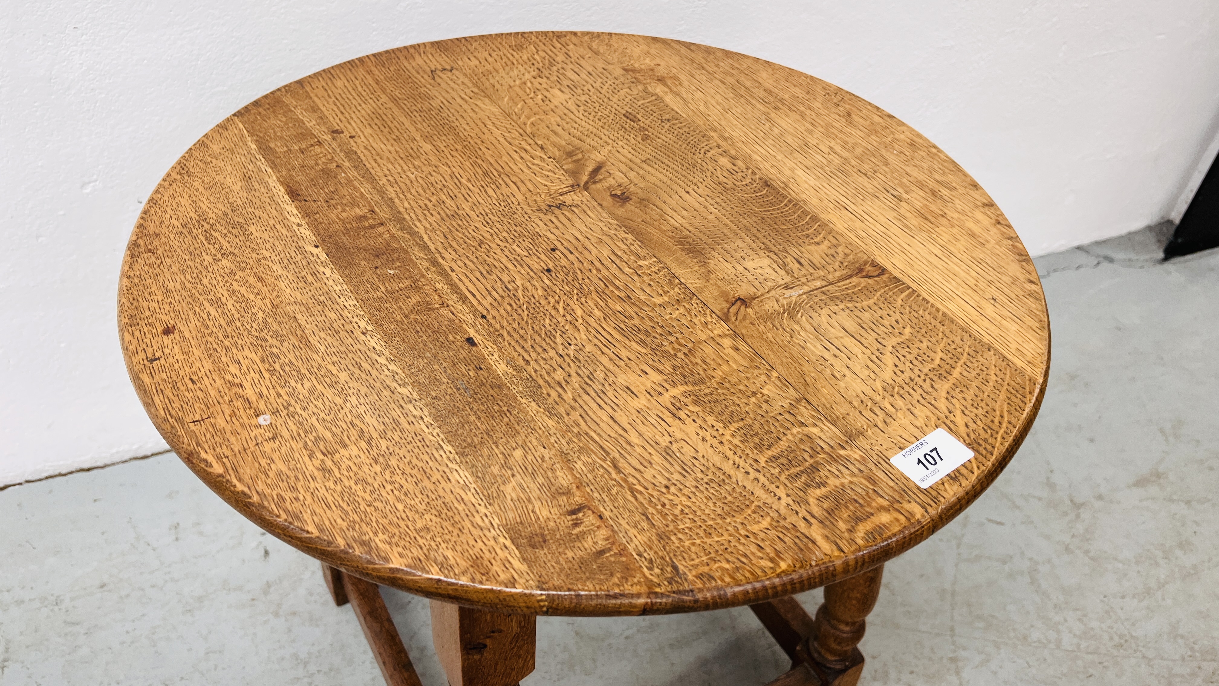 AN OAK CIRCULAR OCCASIONAL TABLE ON TURNED SUPPORTS HEIGHT 51CM. DIA. 54CM. - Image 4 of 5