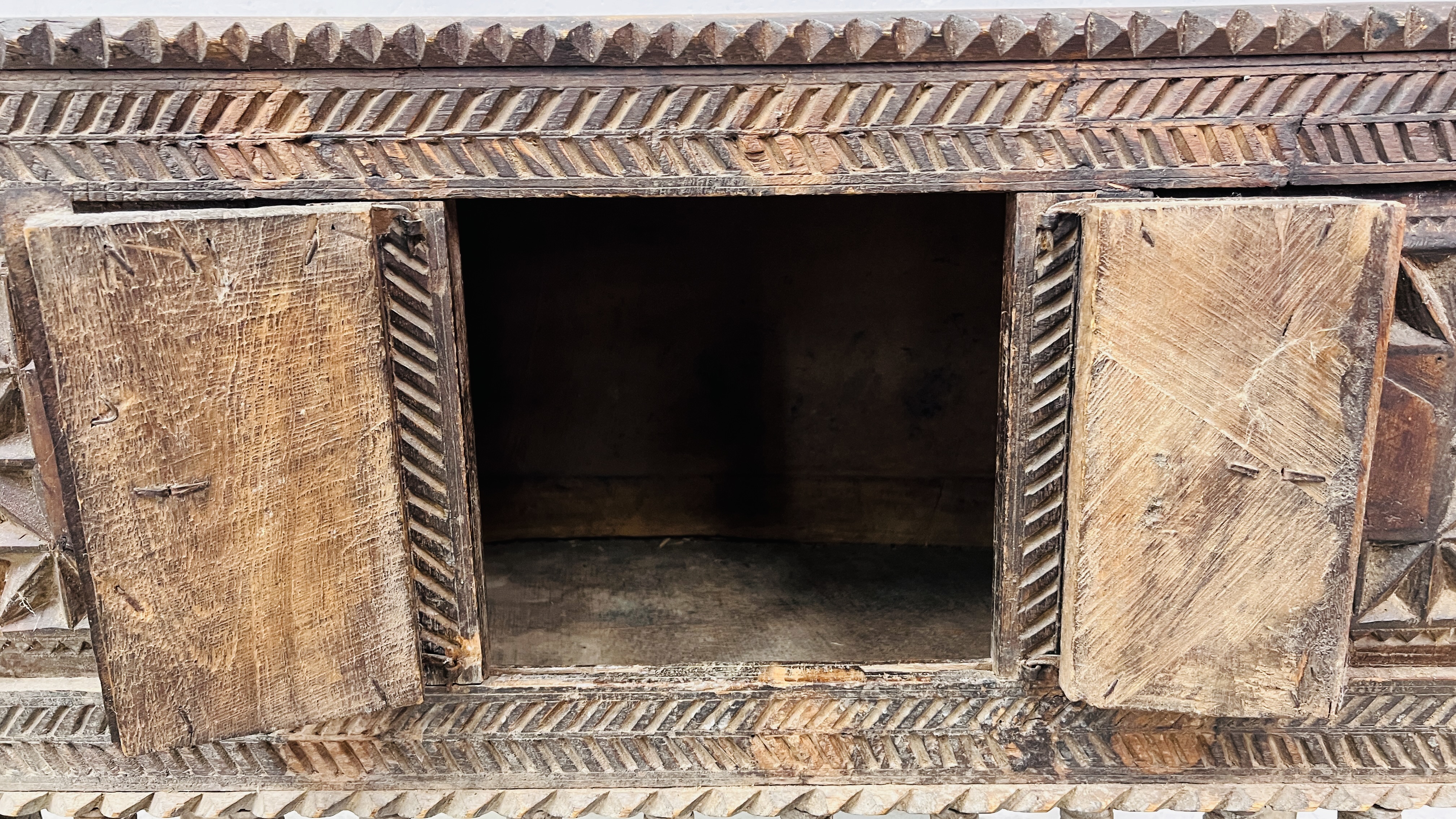 AN EASTERN HARDWOOD HAND CARVED DOWRY CHEST/CUPBOARD WIDTH 89CM. DEPTH 33CM. HEIGHT 91CM. - Image 13 of 16