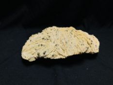 AN IMPRESSIVE CRYSTAL AND MINERAL ROCK EXAMPLE, L 25CM X W 20CM.