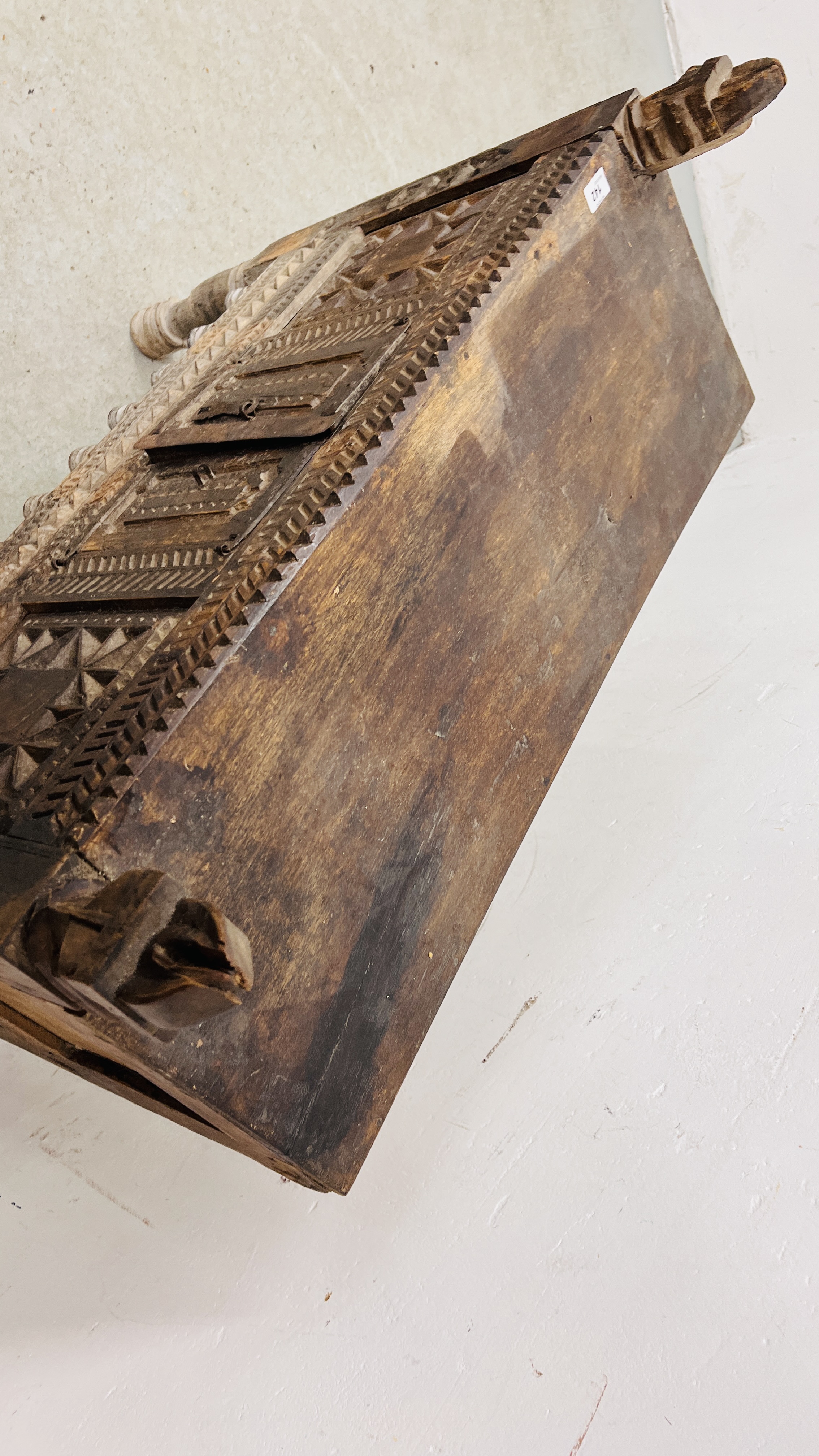 AN EASTERN HARDWOOD HAND CARVED DOWRY CHEST/CUPBOARD WIDTH 89CM. DEPTH 33CM. HEIGHT 91CM. - Image 7 of 16