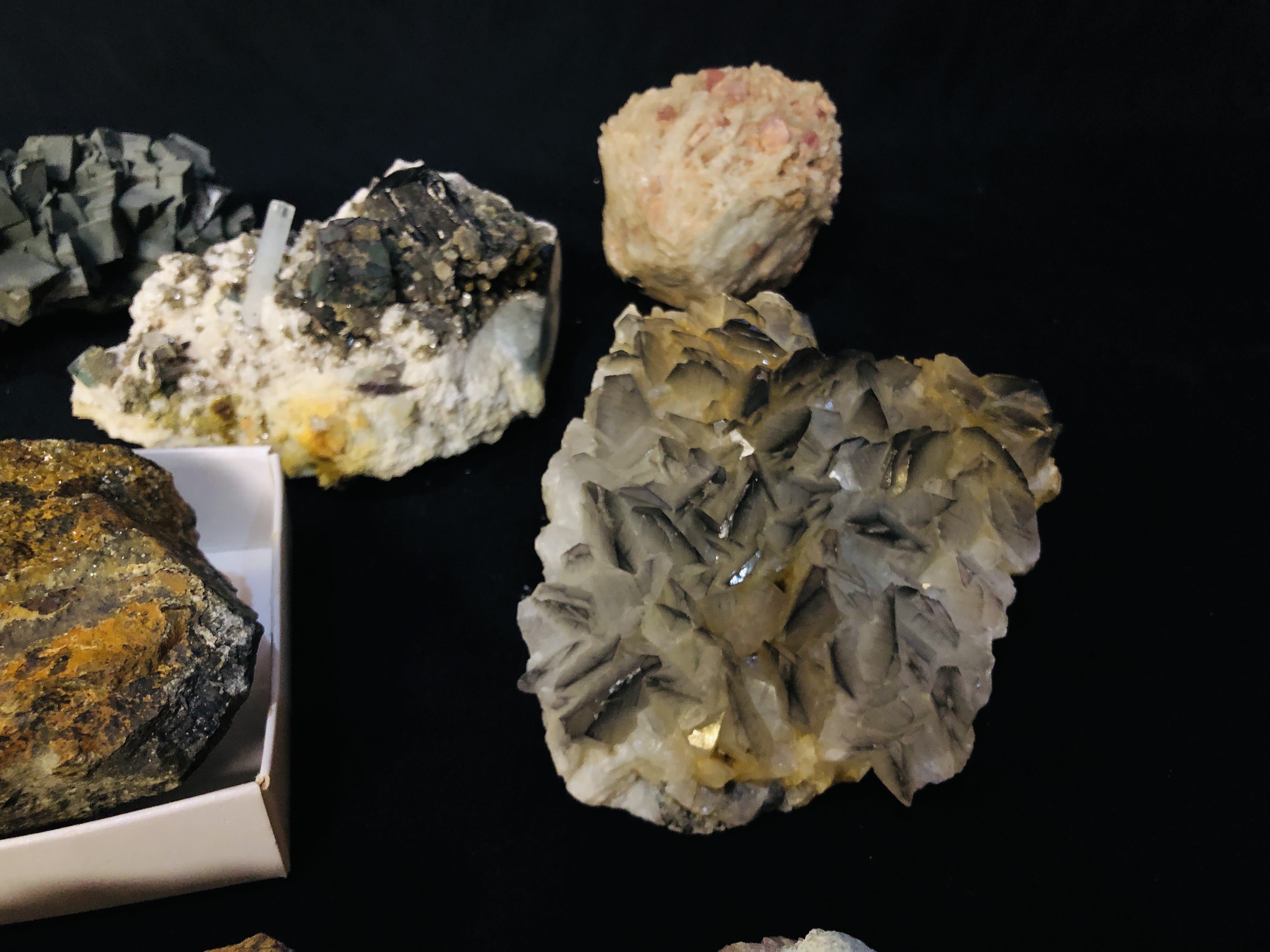 A COLLECTION OF APPROX 7 CRYSTAL AND MINERAL ROCK EXAMPLES TO INCLUDE CLINOPTILOLITE ETC. - Image 3 of 6