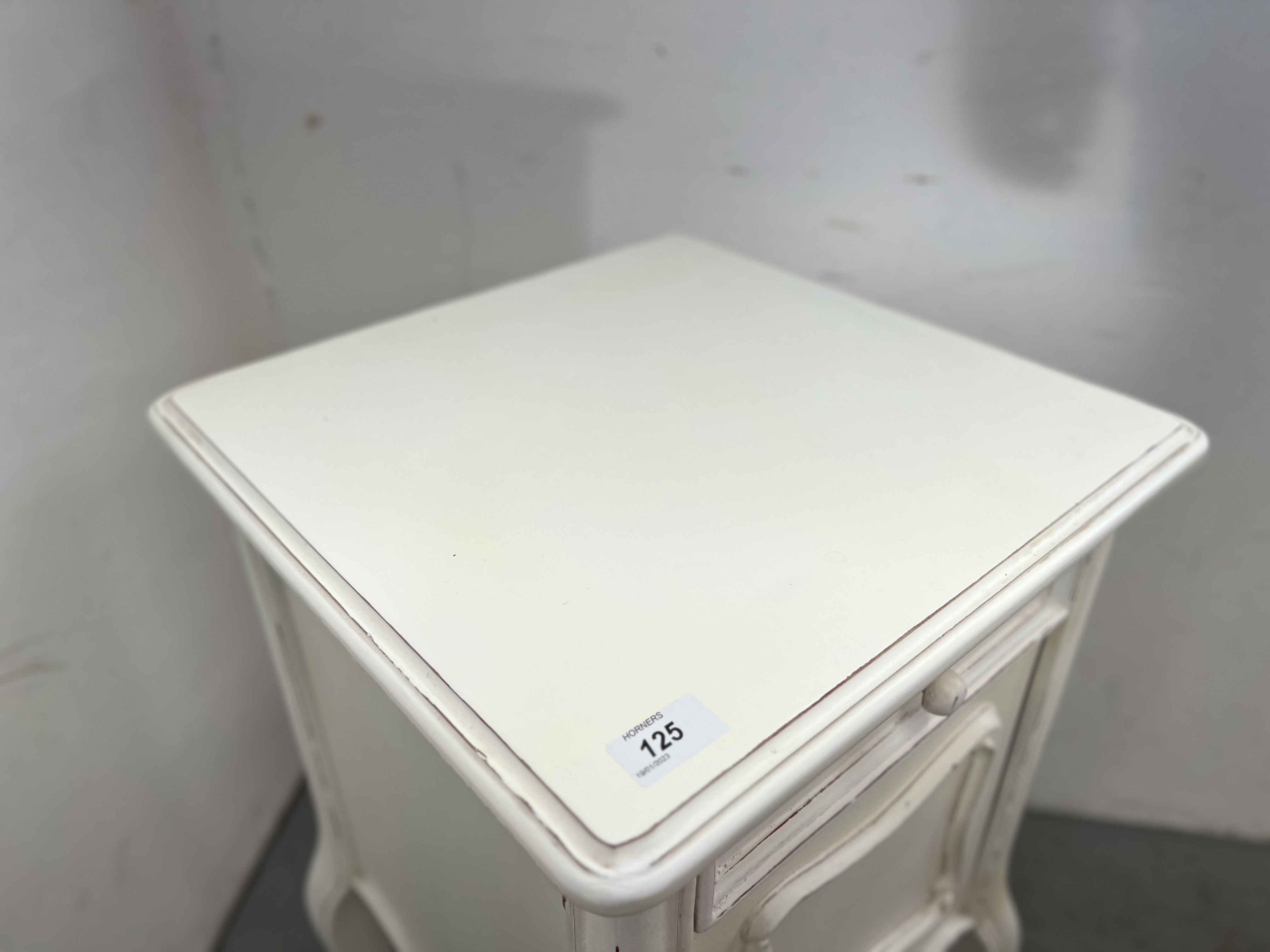 SHABBY CHIC SINGLE DRAWER, SINGLE DOOR CUPBOARD ON FOUR SHAPED LEGS HEIGHT 86CM. WIDTH 41CM. - Image 6 of 8