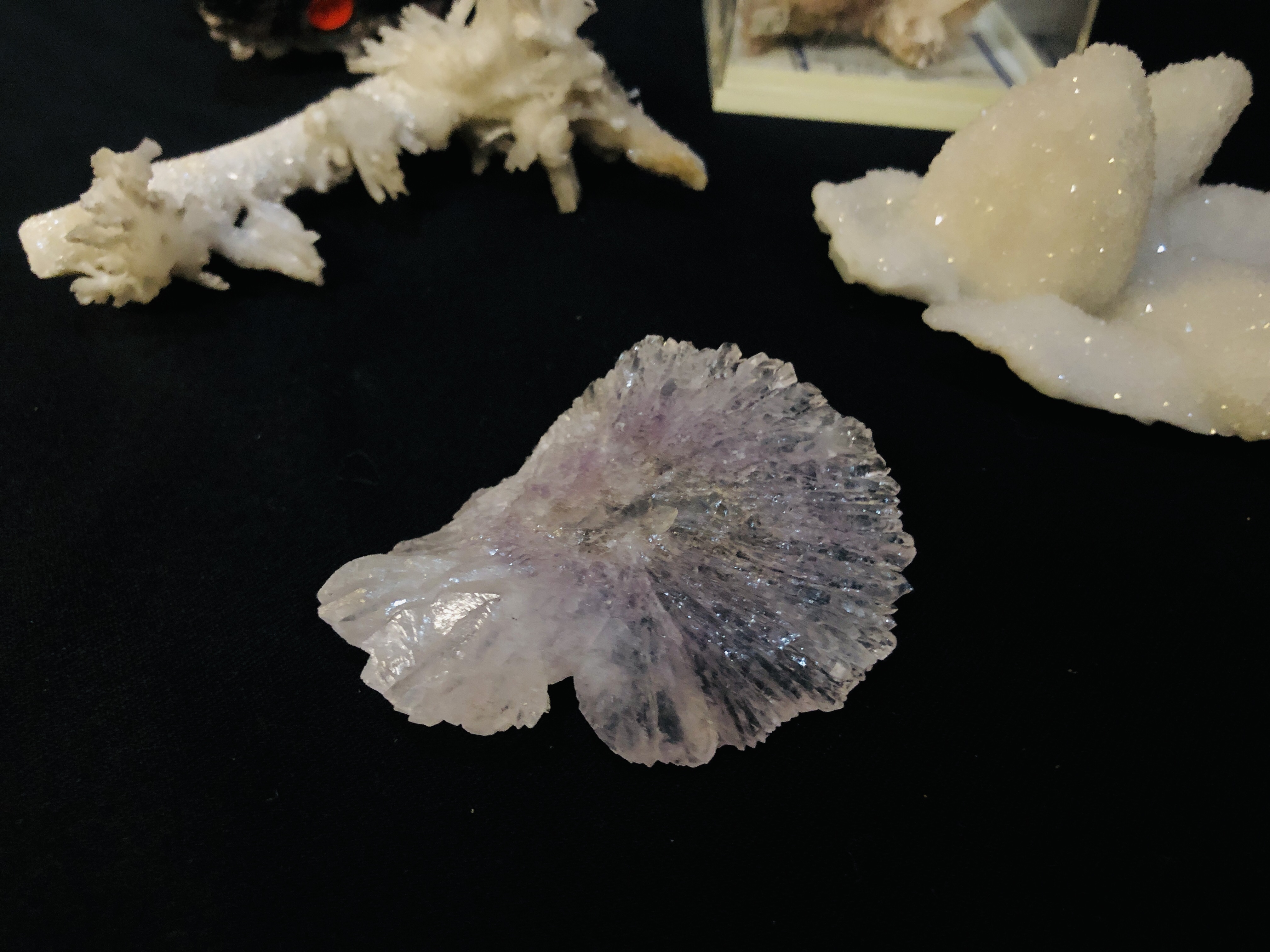 A COLLECTION OF APPROX 5 CRYSTAL, MINERAL AND ROCK EXAMPLES TO INCLUDE QUARTZ NATROLITE ETC. - Image 2 of 5