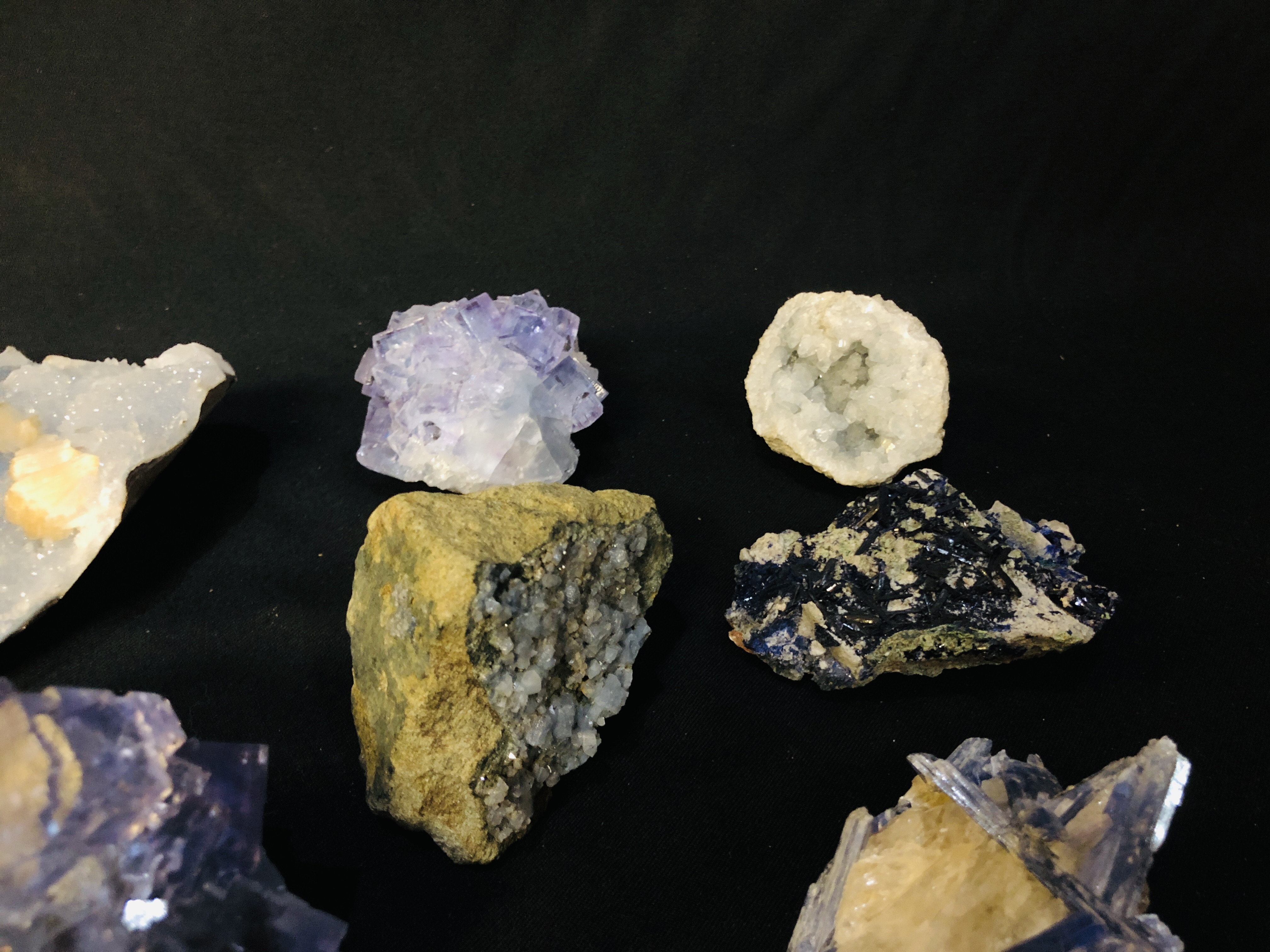 A COLLECTION OF APPROX 7 CRYSTAL AND MINERAL ROCK EXAMPLES TO INCLUDE QUARTZ, CELESTINE ETC. - Image 3 of 5