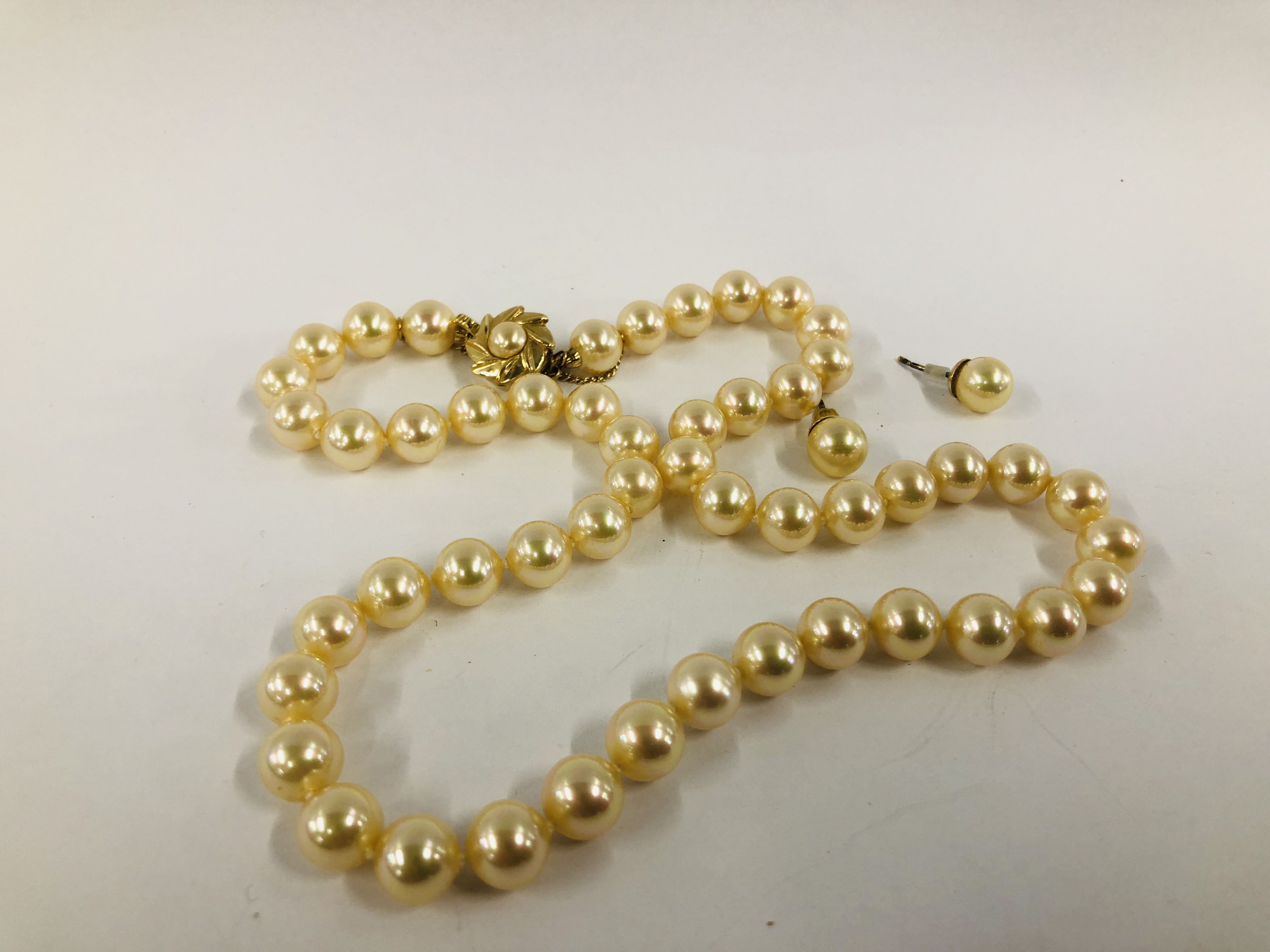 A MODERN STRAND OF "MAJORICAN" SIMULATED PEARLS HAVING A CLASP MARKED 925 ALONG WITH A PAIR OF - Image 2 of 9