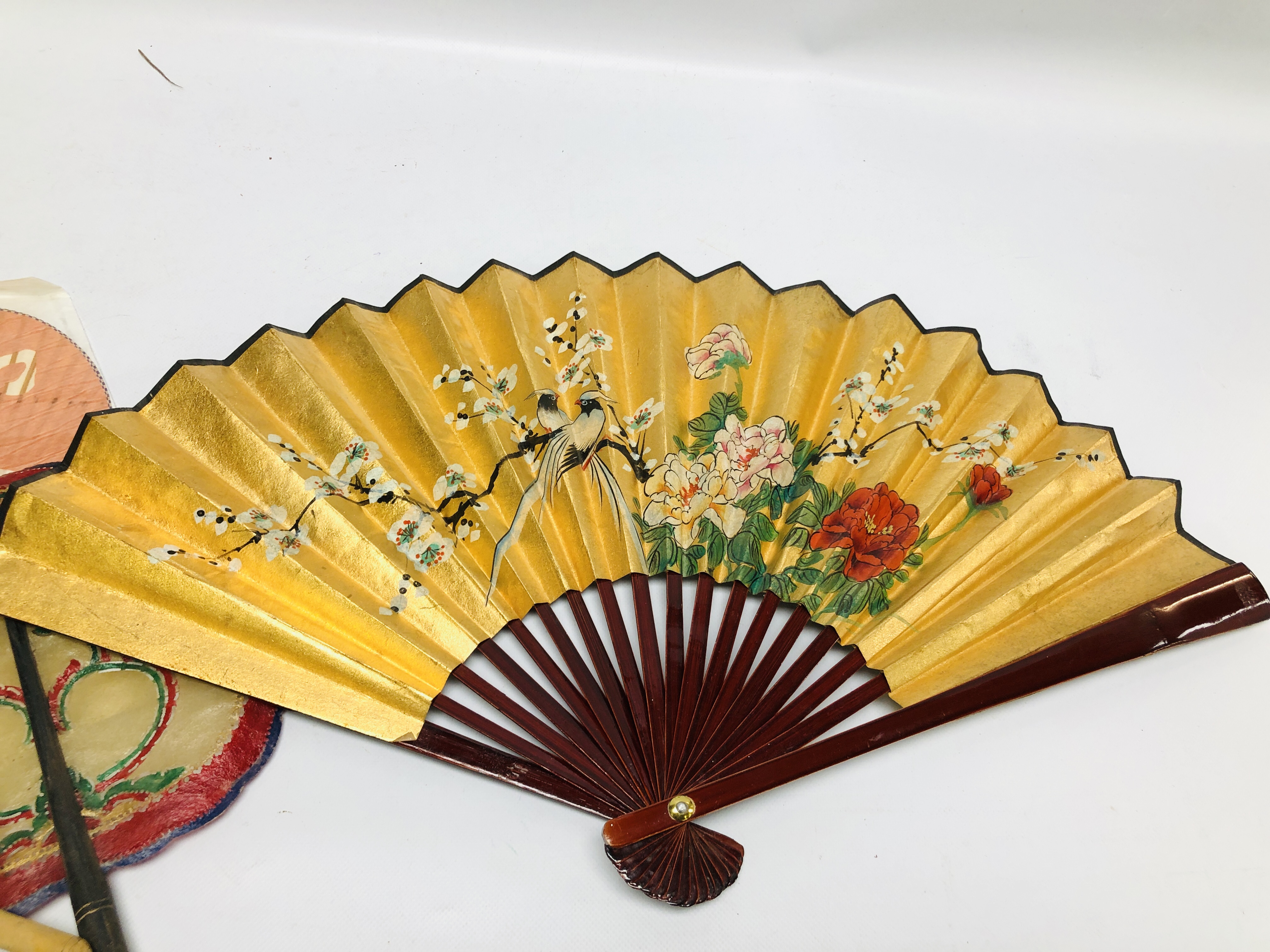 A COLLECTION OF ASSORTED MAINLY MODERN ORIENTAL FANS TO INCLUDE WOODEN AND PAINTED EXAMPLES ALONG - Image 5 of 10