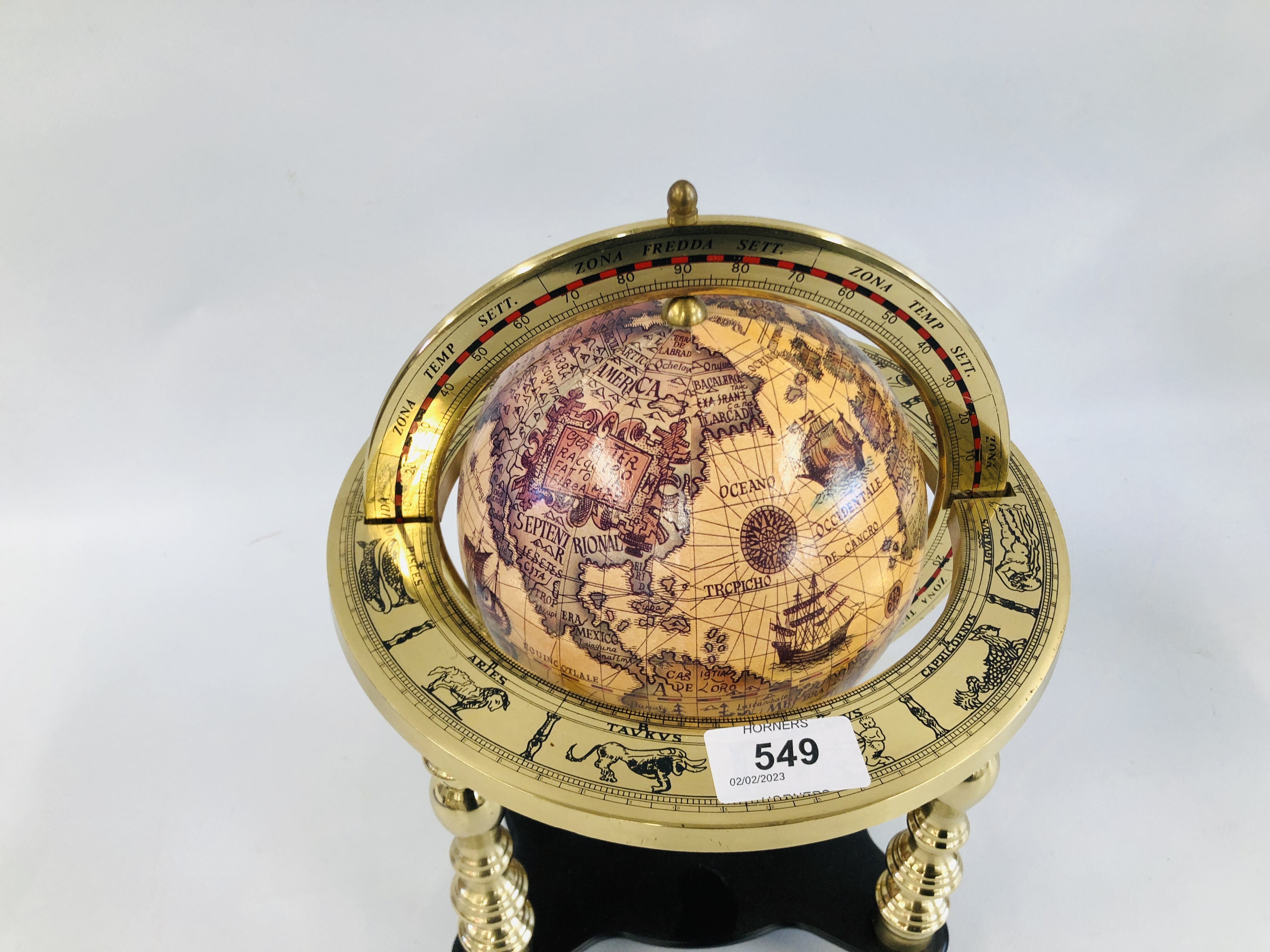 A REPRODUCTION WORLD GLOBE IN BRASS MOUNT, H 28CM. - Image 2 of 5