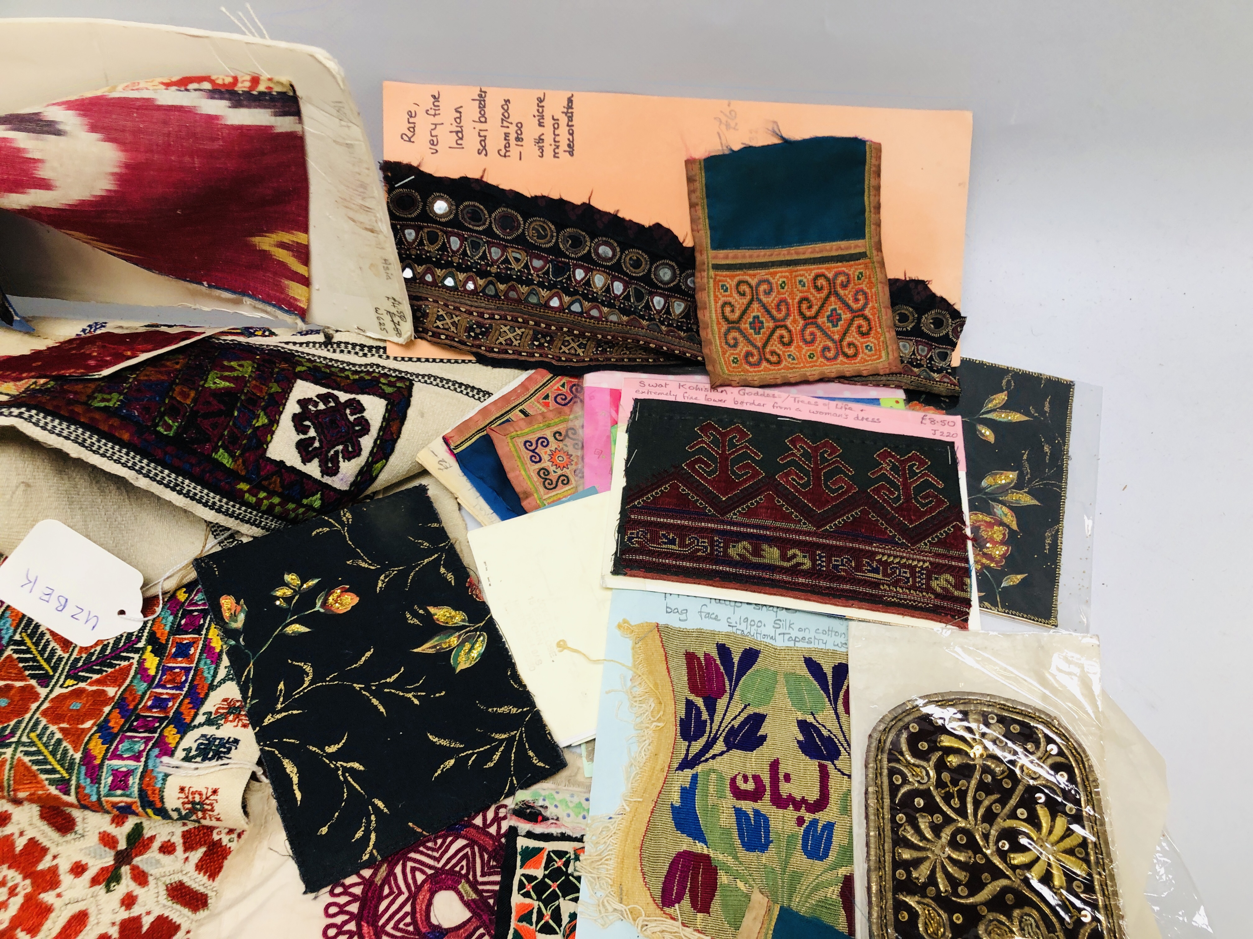 TWO BOXES CONTAINING AN EXTENSIVE COLLECTION OF TEXTILES EXAMPLES. - Image 6 of 8