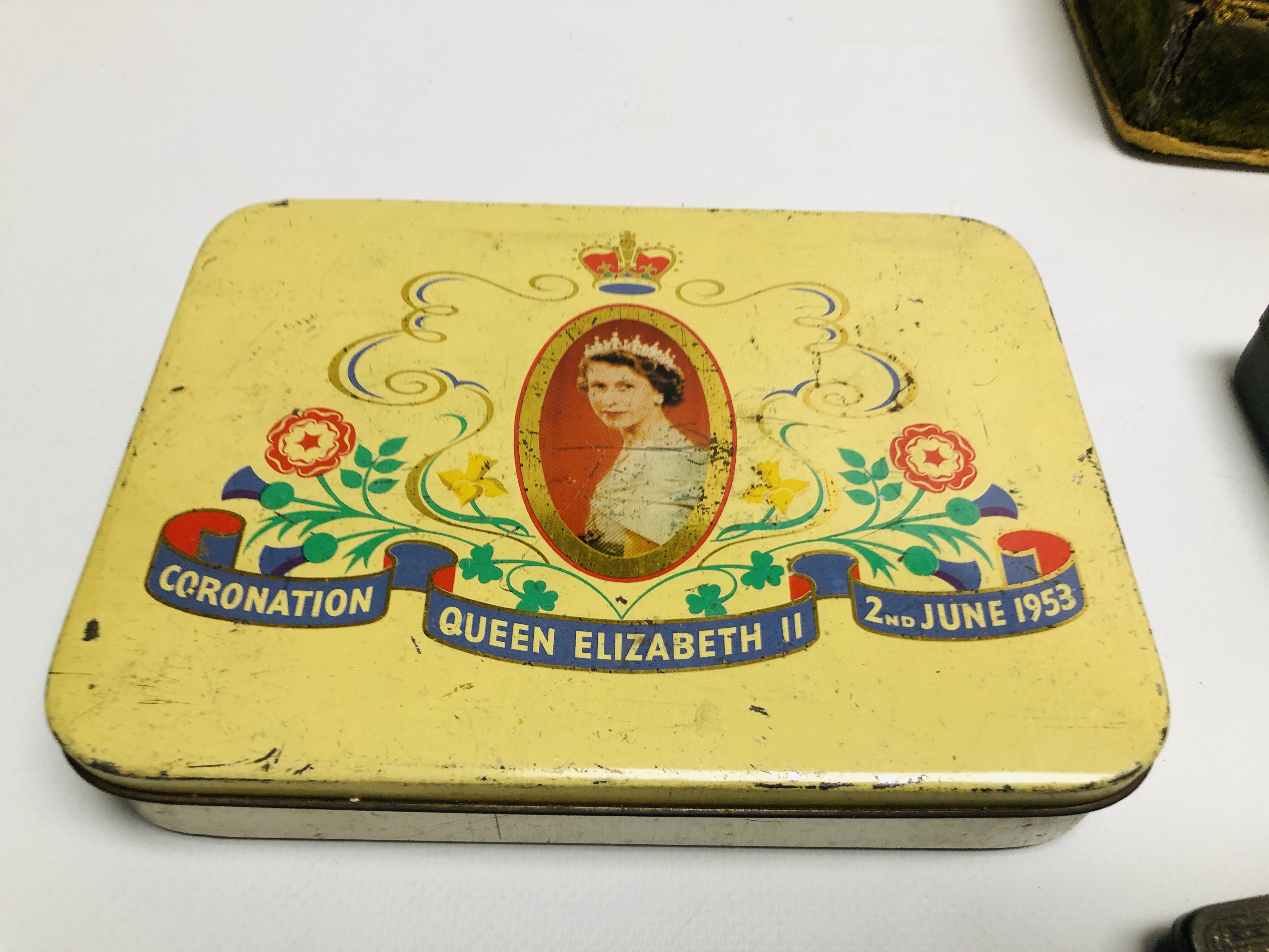 A COLLECTION OF ASSORTED SOUVENIR CIGARETTE AND COMMEMORATIVE BOXES AND TINS TO INCLUDE A BRASS - Image 2 of 11